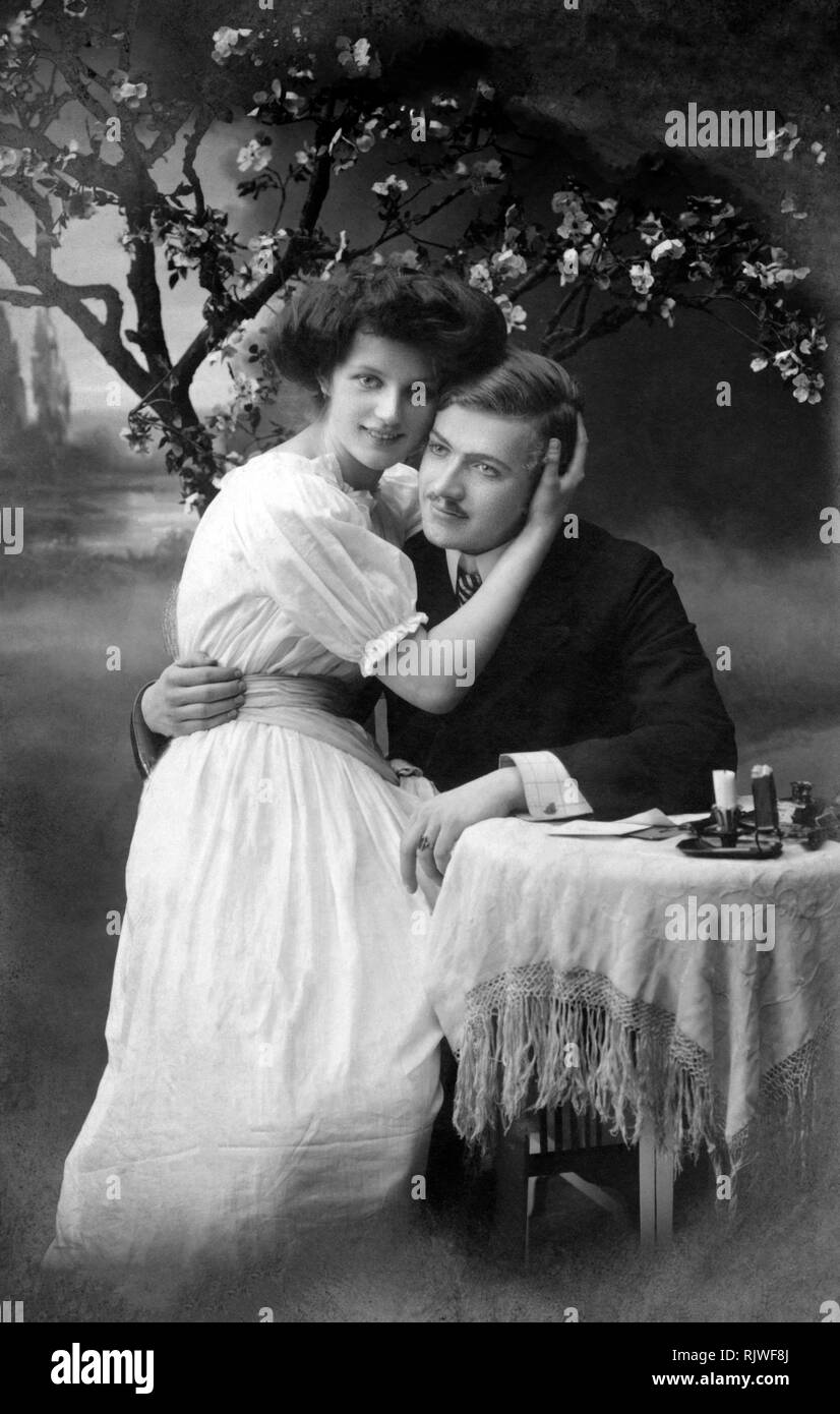 Gli amanti, donna seduta sulle ginocchia del suo amante, 1910s, Germania Foto Stock