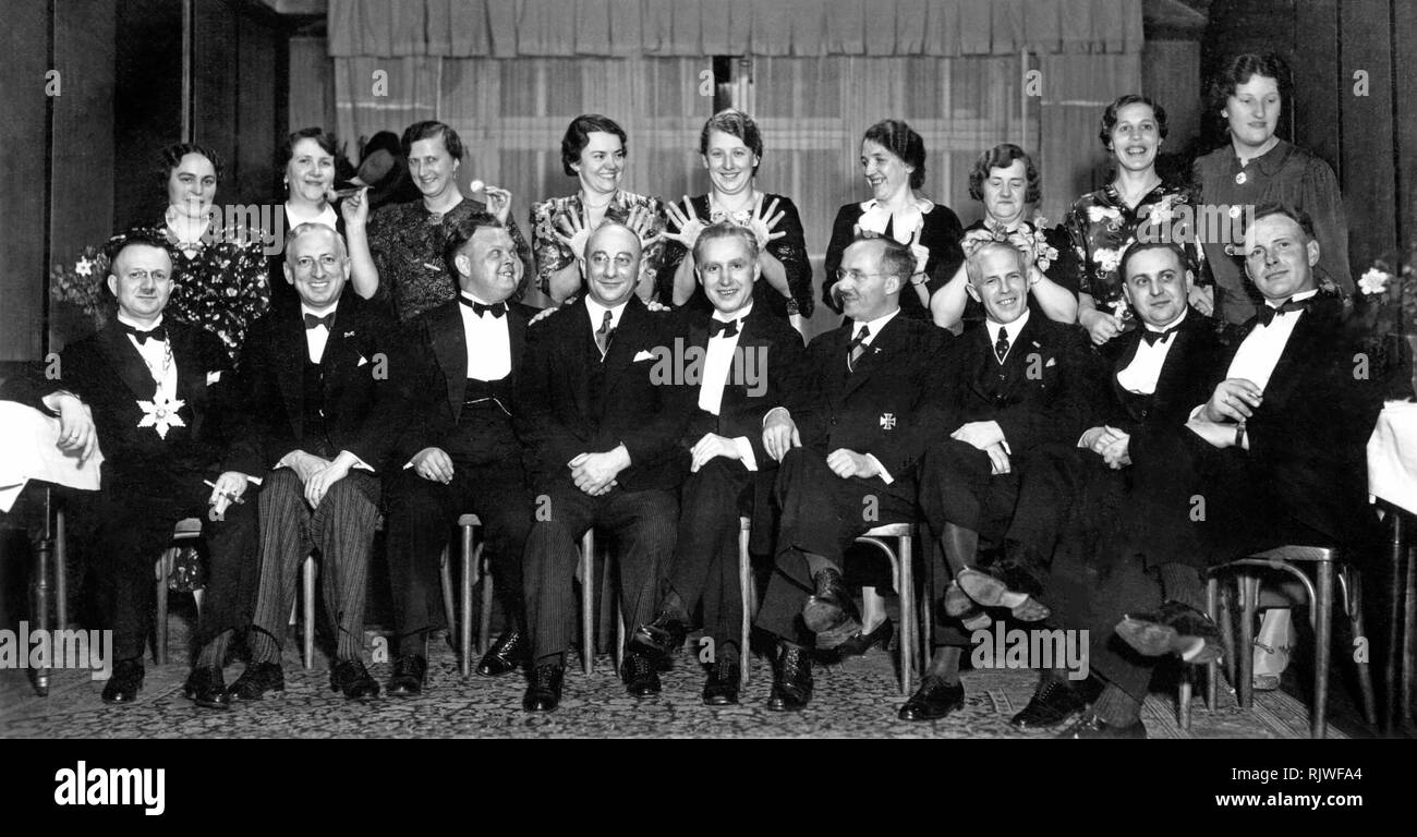 Coppie, foto di gruppo e nove uomini e le loro mogli, 1940s, Germania Foto Stock