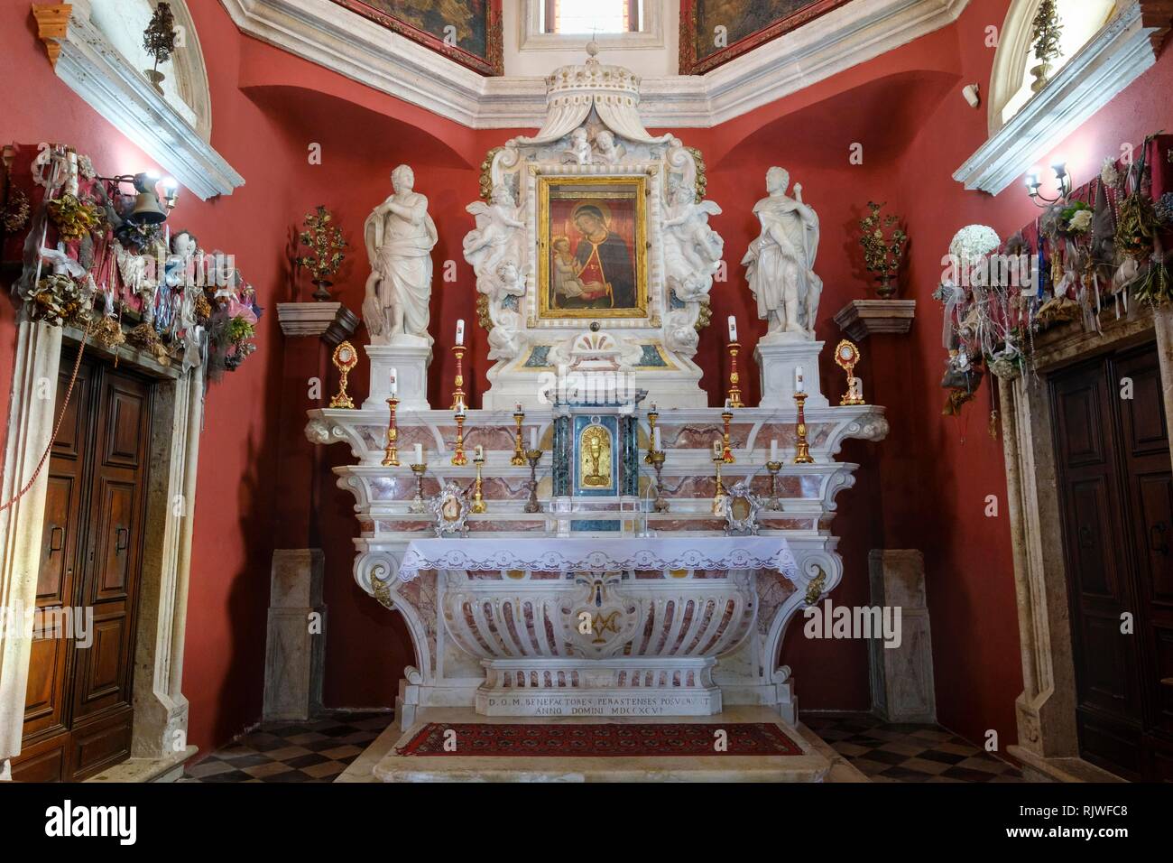 Altare, la Chiesa del pellegrinaggio sull'isola vergine delle Rocce, Gospa od Skrpjela, Baia di Kotor, Kotor Provincia, Montenegro Foto Stock