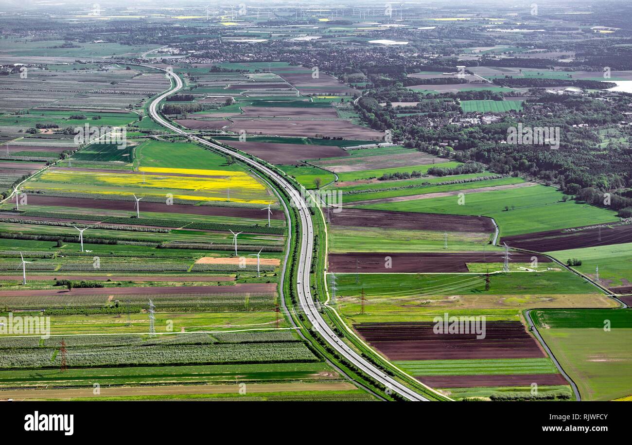 Il paesaggio agricolo con autostrada federale BAB 26 tra Stade e Buxtehude, Altes Land Bassa Sassonia, Germania Foto Stock