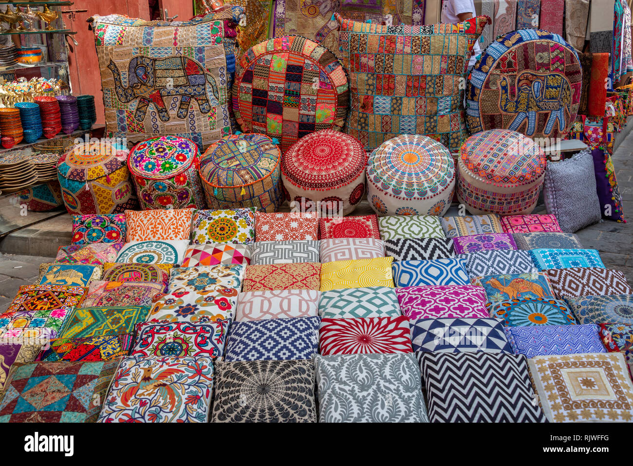 Coloratissimi cuscini e guanciali nel Souk di Dubai, Emirati Arabi Uniti Foto Stock