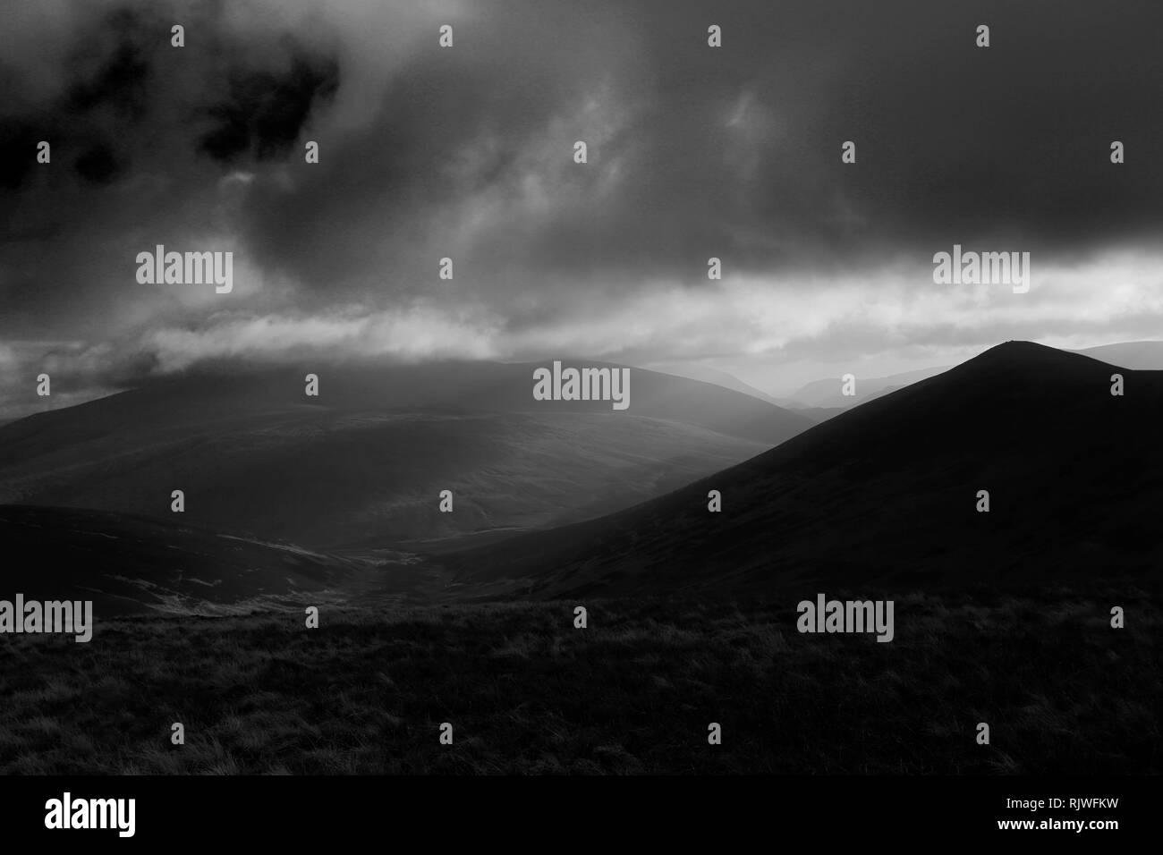 Moody nuvole sopra il vertice della Grande Calva cadde, Uldale Fells, Parco Nazionale del Distretto dei Laghi, Cumbria, Regno Unito grande Calva è caduto è uno dei Foto Stock