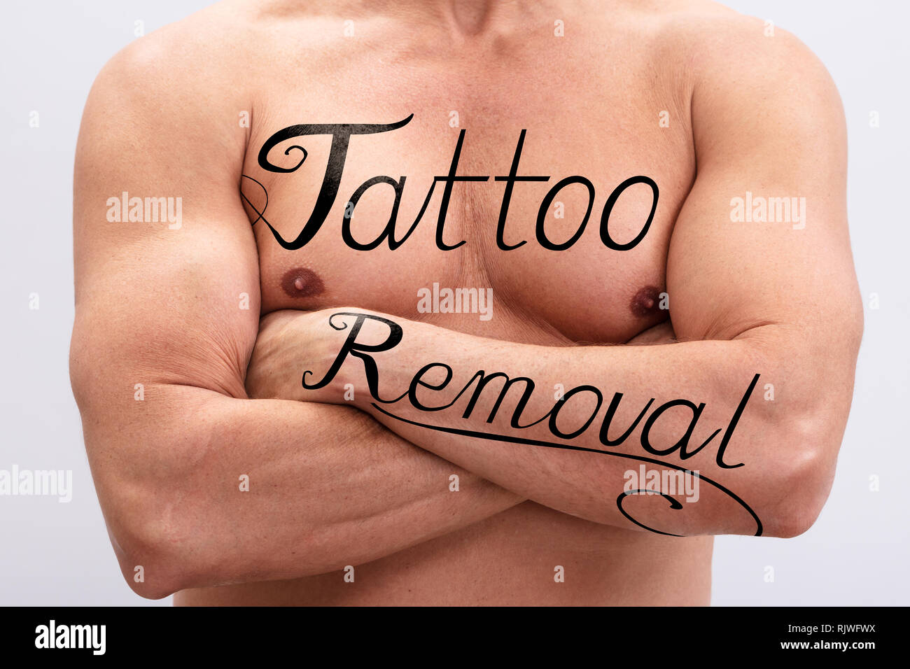 Rimozione dei tatuaggi sul testo Shirtless uomo al torace e mano su sfondo  bianco Foto stock - Alamy