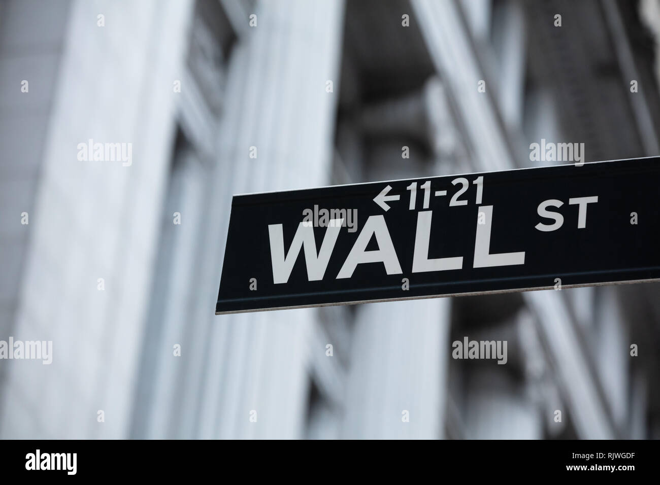 Segno direzionale Board di Wall Street a New York City Foto Stock