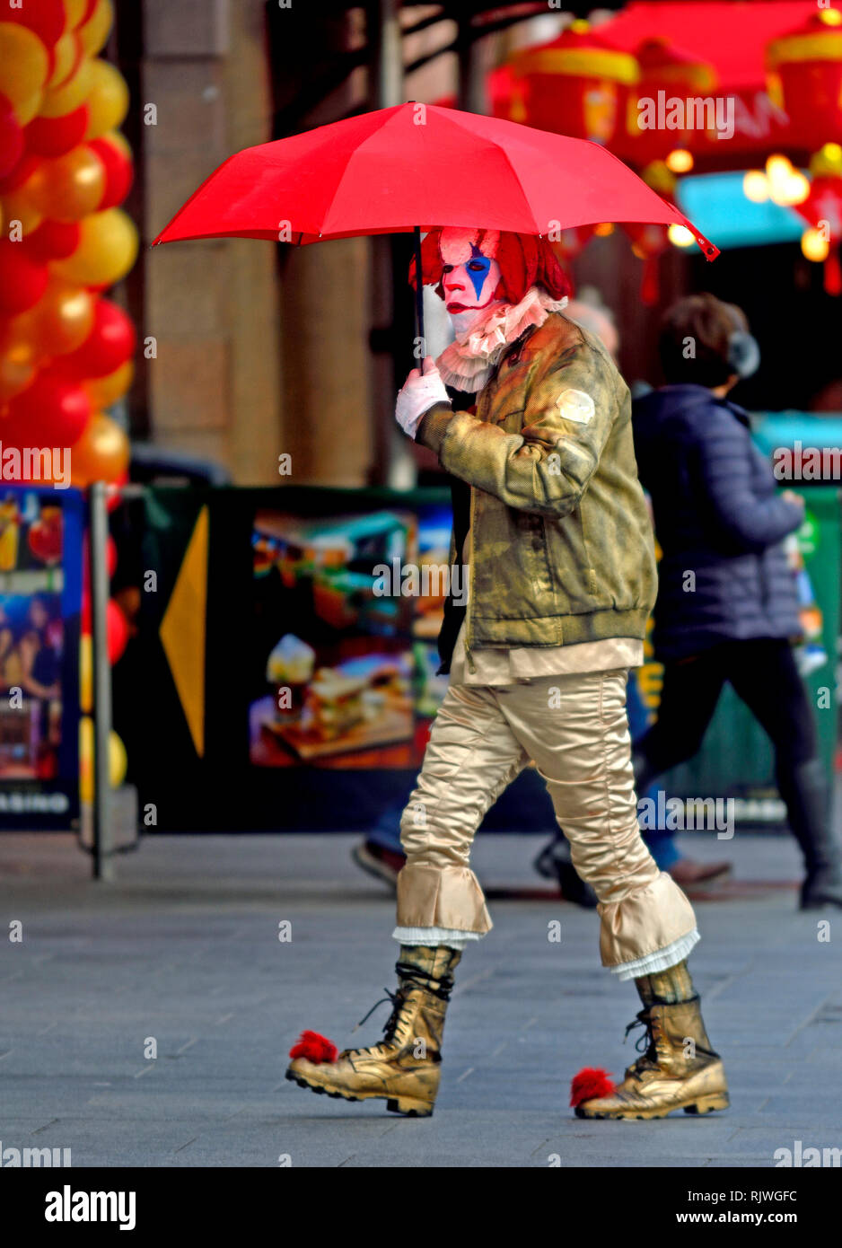 Londra, Inghilterra, Regno Unito. Scary clown in Leicester Square Foto Stock