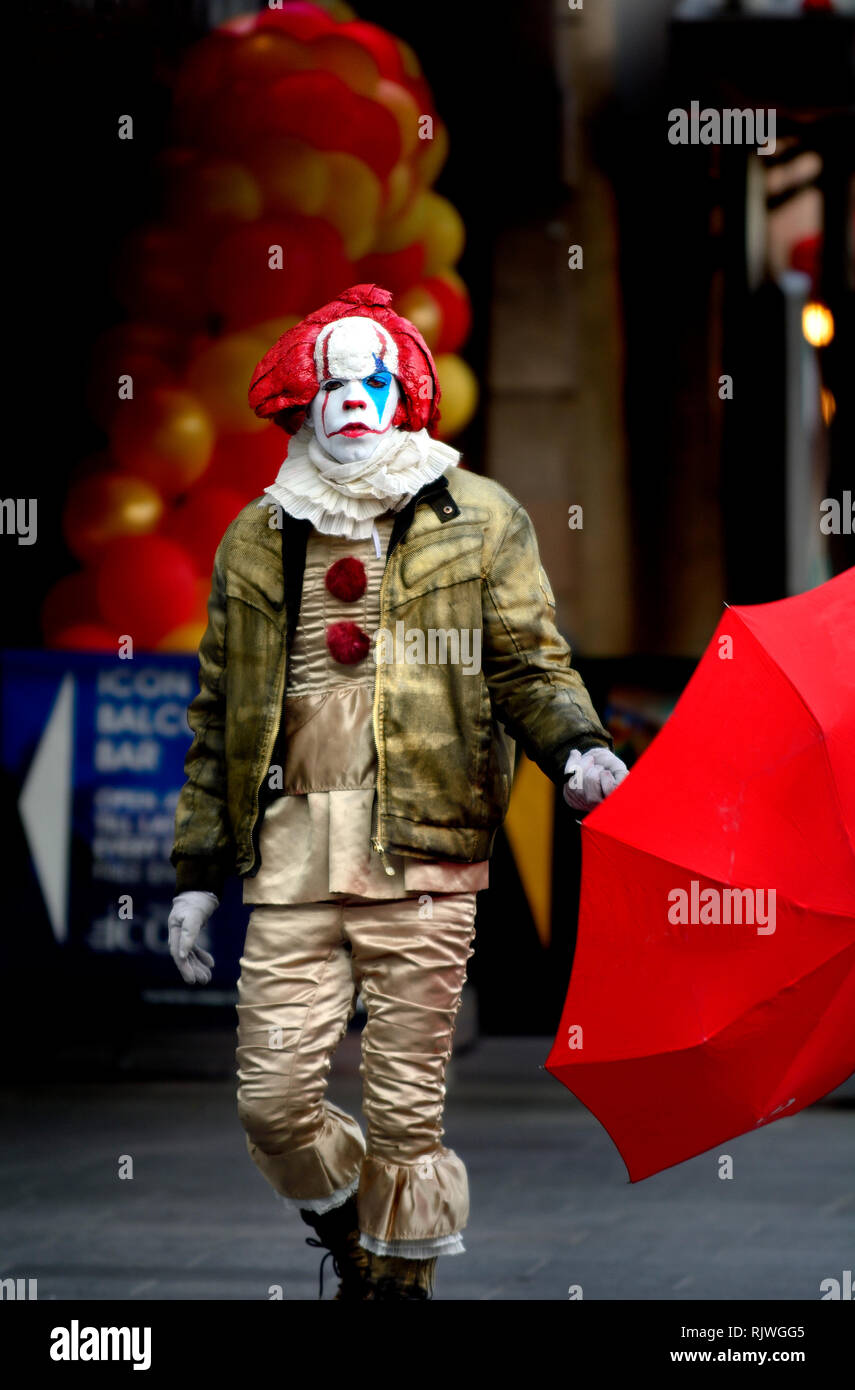 Londra, Inghilterra, Regno Unito. Scary clown in Leicester Square Foto Stock