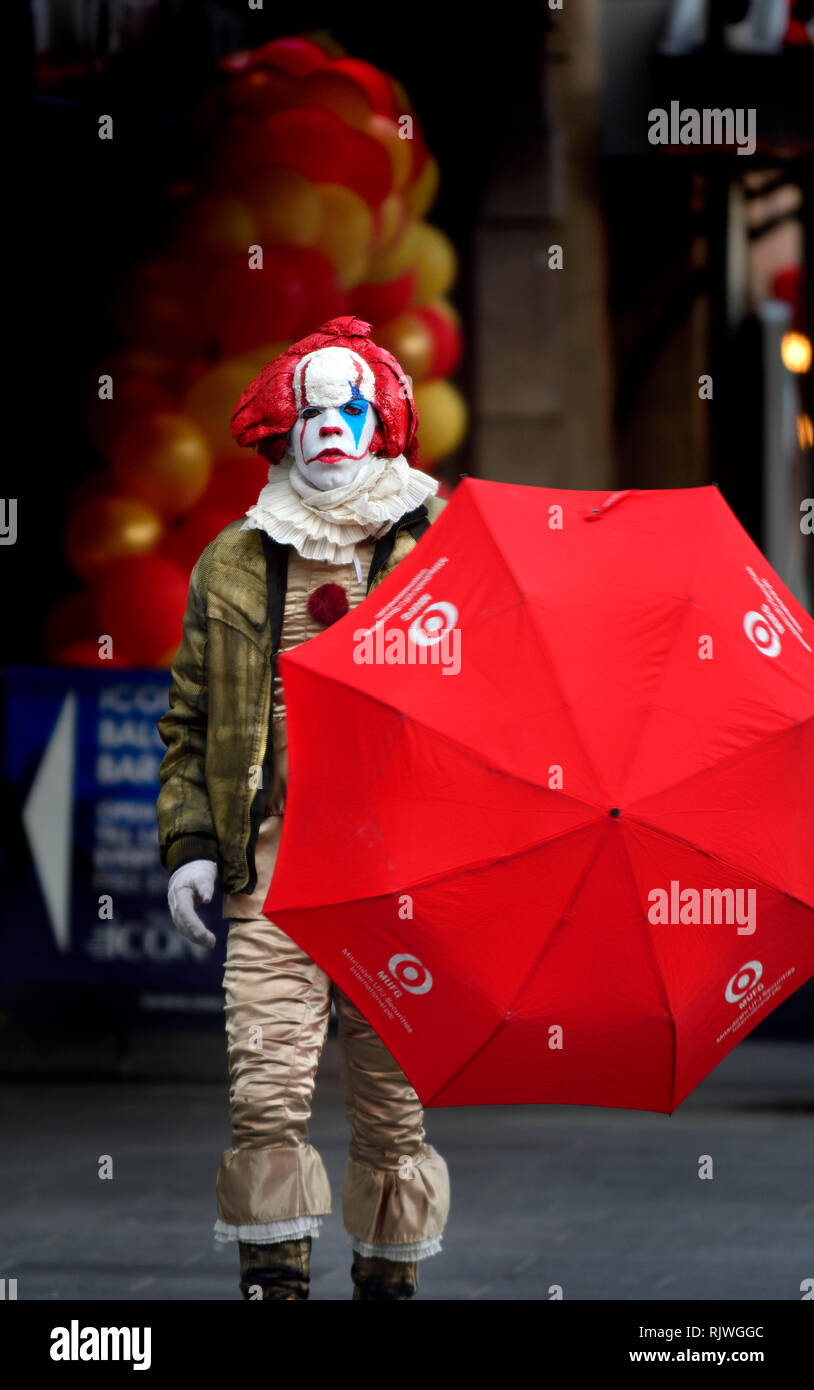 Londra, Inghilterra, Regno Unito. Scary clown in Leicester Square Foto Stock