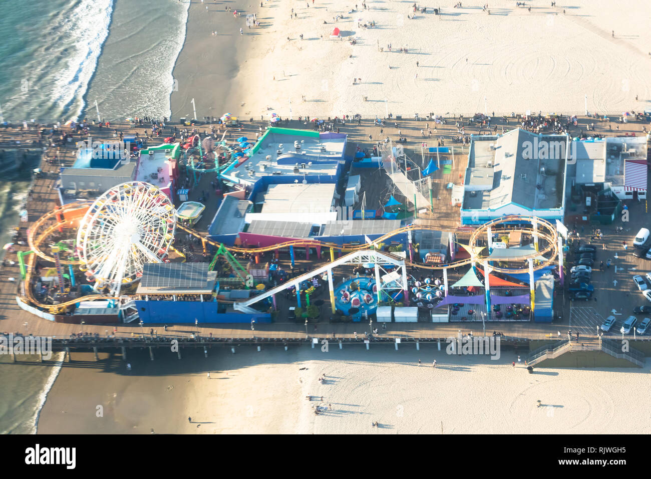 Alta Vista angolare della ruota panoramica Ferris allo storico Molo di Santa Monica Foto Stock