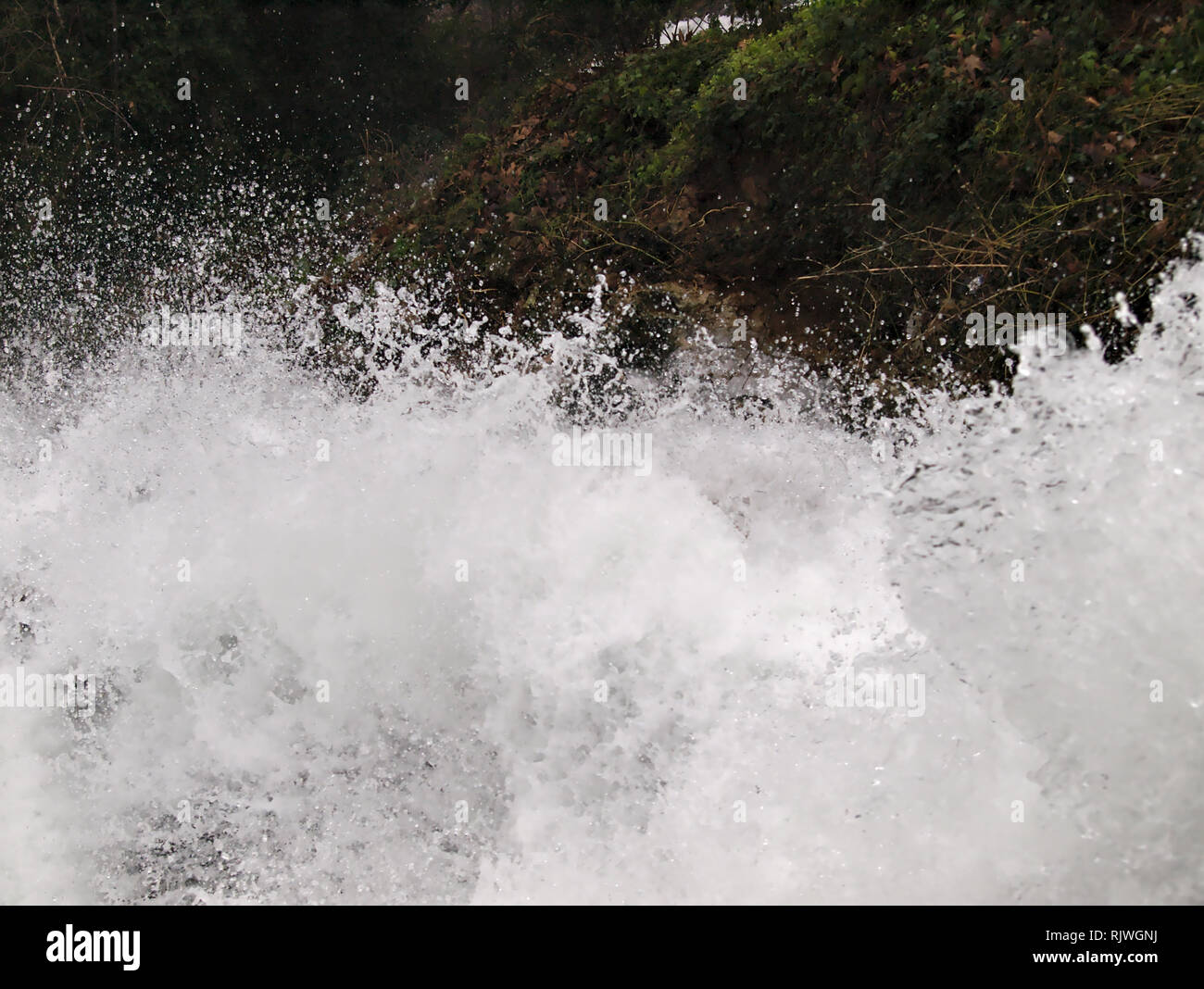 L'acqua cade e schizzi potentemente a Edessa cade in Grecia Foto Stock