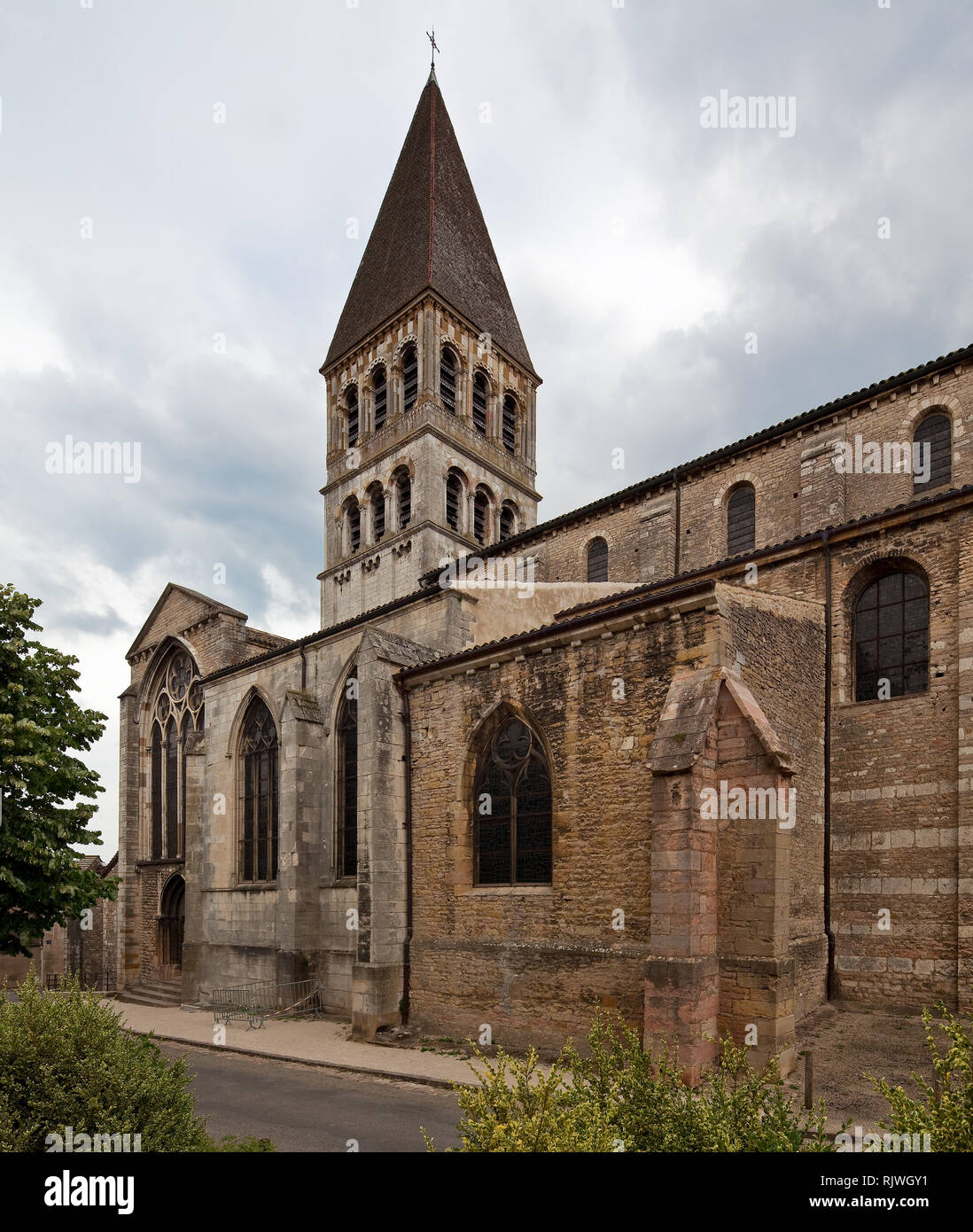 Tournus, Abteikirche St-Philibert, Nordseite mittlerer Abschnitt mit Vierungsturm des 12. Jhd. und Giebel des Nordquerhauses Foto Stock