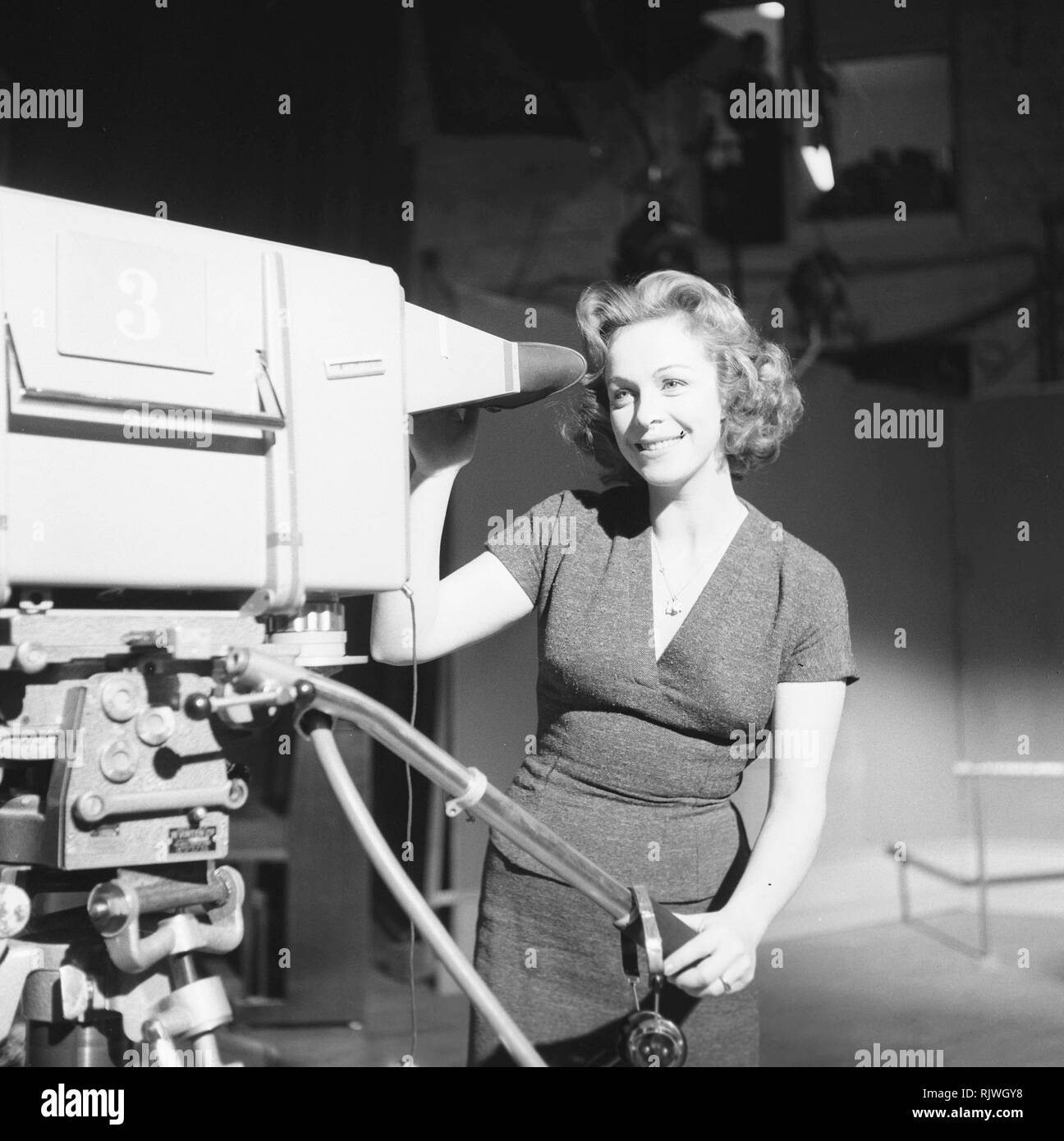 La televisione negli anni cinquanta. Un inizio di ripresa televisiva da gennaio 1959 con l'attrice e direttore Gunnel Broström dietro la telecamera. Foto Stock