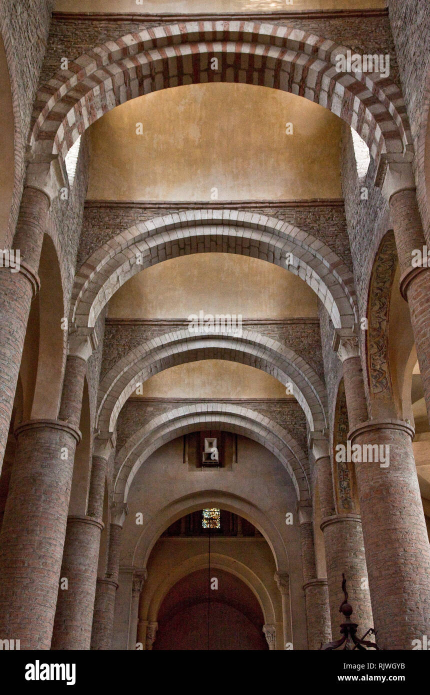 Tournus, Abteikirche St-Philibert, Quertonnengewölbe im 1066-88 Langhaus, Mittelschiff nach Osten Foto Stock