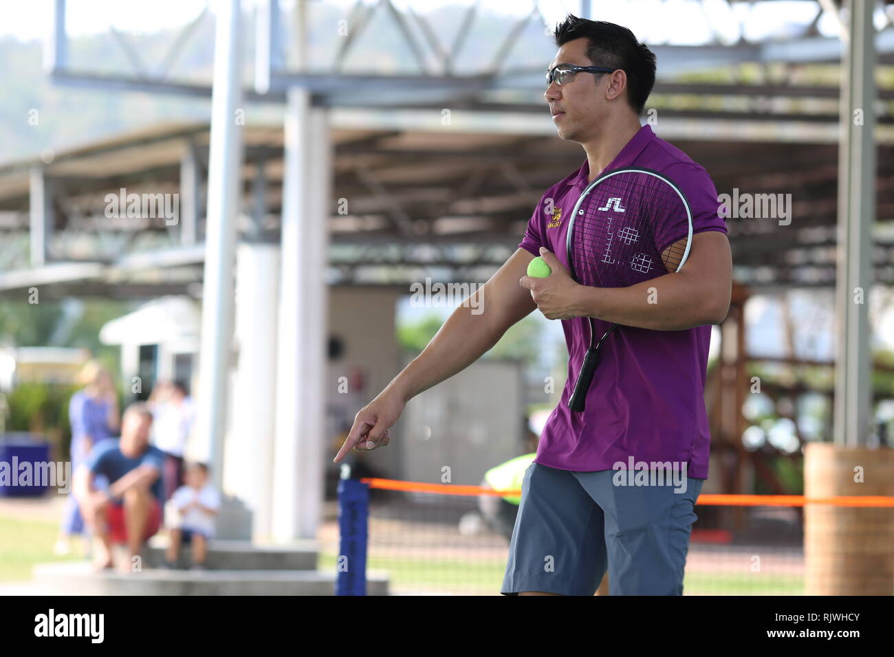 Internazionalmente rinomato Thai ex campionessa di tennis Paradorn SRICHAPHAN allenatori giovani studenti di una scuola internazionale di Hua Hin. Foto Stock