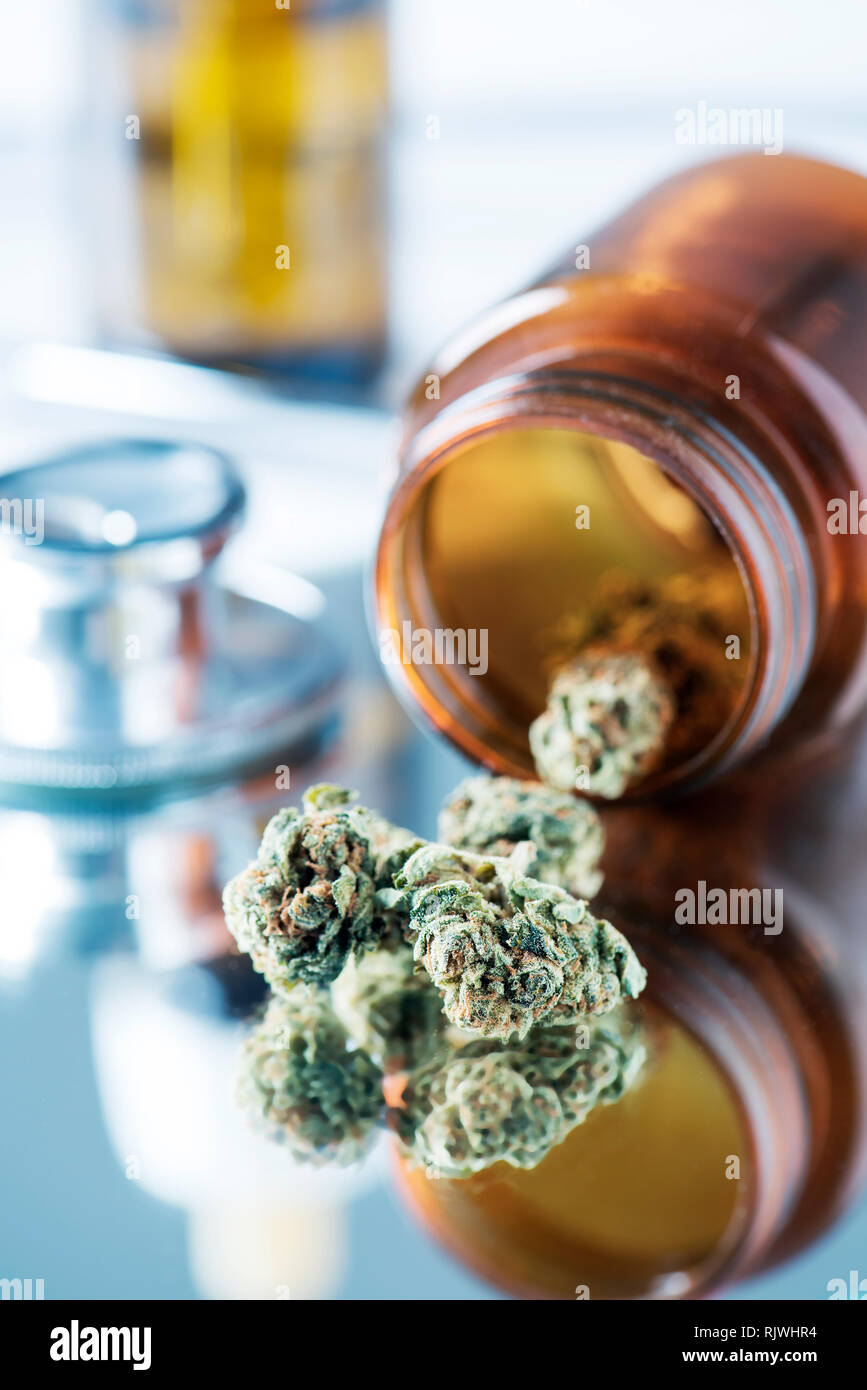 Primo piano di alcune gemme marihuana sul tavolo di un ufficio medici accanto a uno stetoscopio Foto Stock