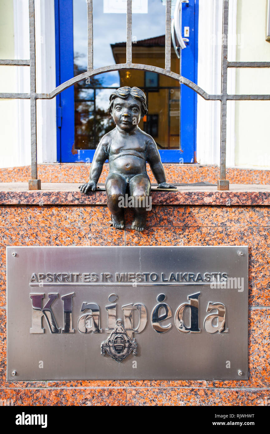 KLAIPEDA / Lituania - 12 ottobre 2012: scheda con il nome della città di Klaipeda, ragazzo statua in bronzo scupllture Foto Stock