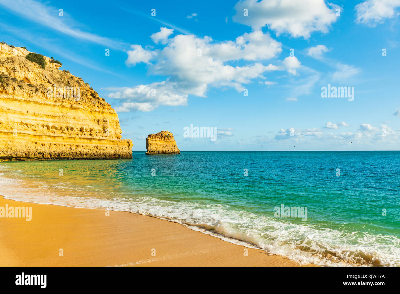 Sciabordare di onde a Sandy Beach, panormanic, Praia da Marinha, Algarve, Portogallo, Europa Foto Stock