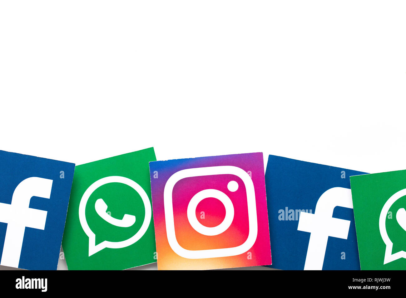 LONDON, Regno Unito - 8 febbraio 2019: Facebook, Instagram e Whatsapp logo stampato su carta. Foto Stock