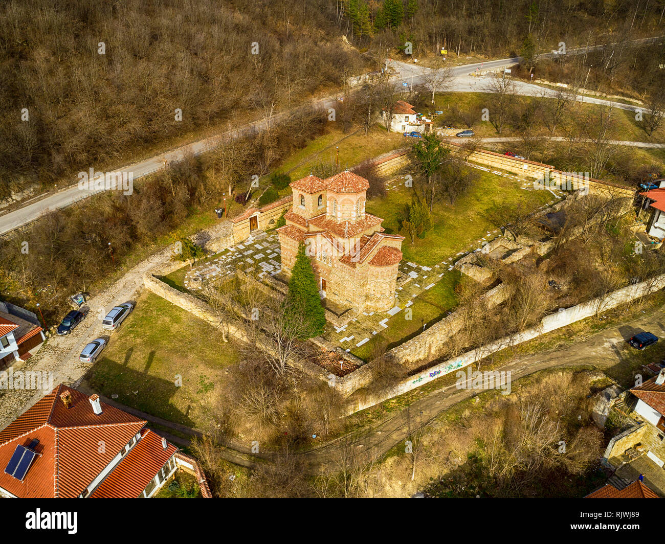 Veduta aerea della chiesa di Dmitry Solunsky - famoso di Veliko Tarnovo, antica capitale della Bulgaria. La foto è stata scattata a soleggiata giornata di primavera Foto Stock