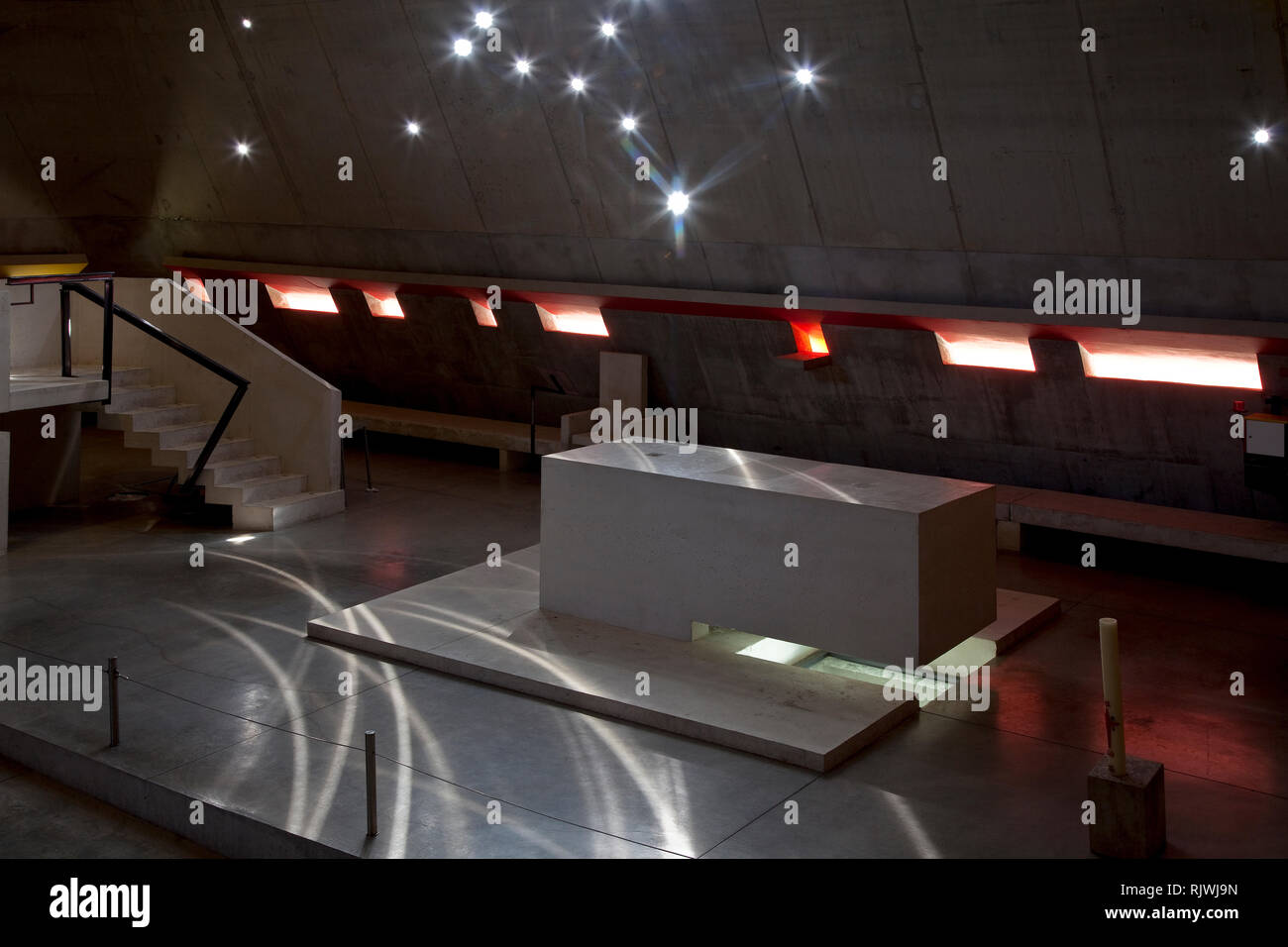 Firminy, Kirche St Pierre, Le Corbusier Posthum, 1970 bis 2006 mit Unterbrechungen, Innenraum mit Altarmensa Foto Stock