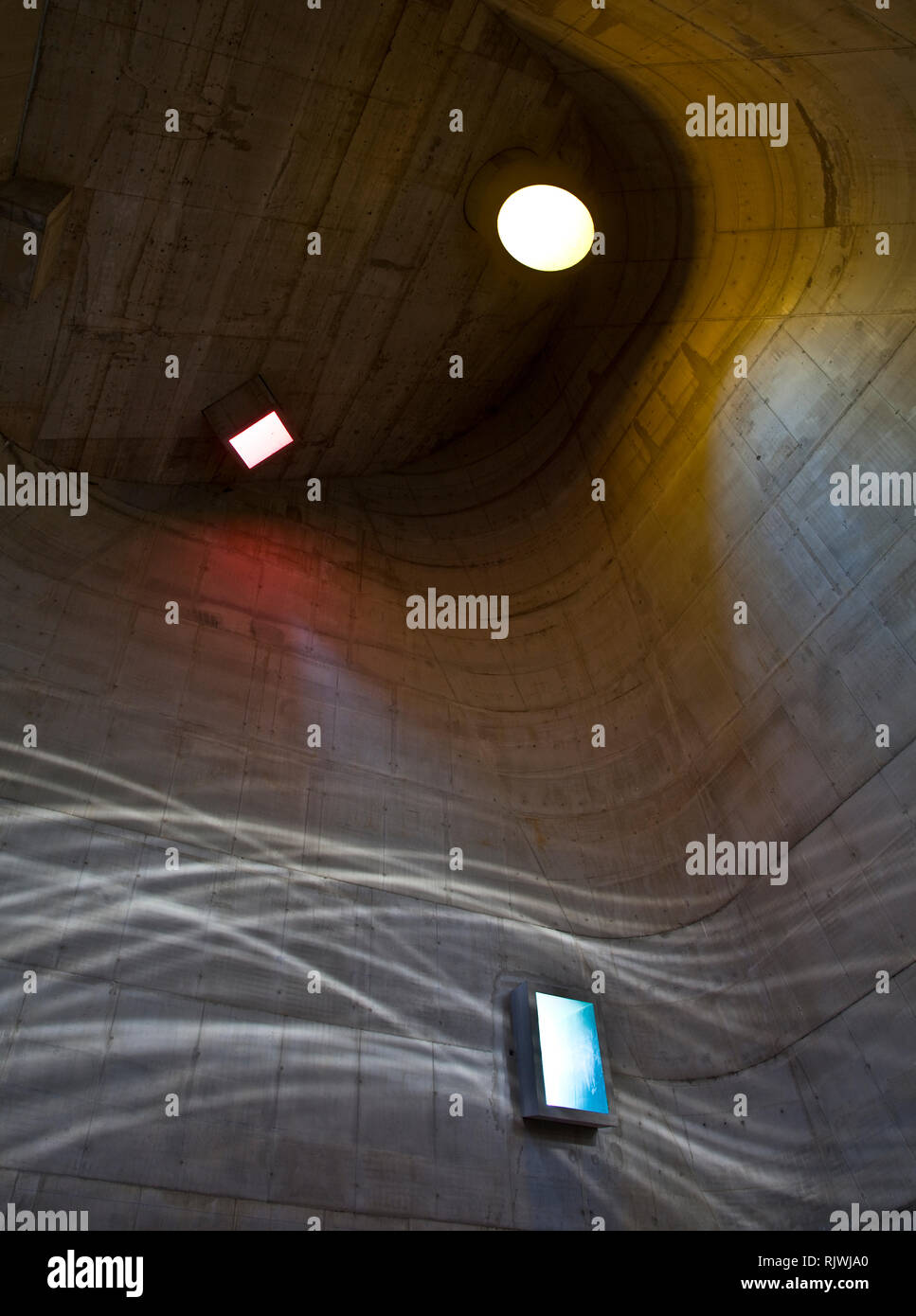 Firminy, Kirche St Pierre, Le Corbusier Posthum, 1970 bis 2006 mit Unterbrechungen, Innenraum Blick zur Decke Foto Stock