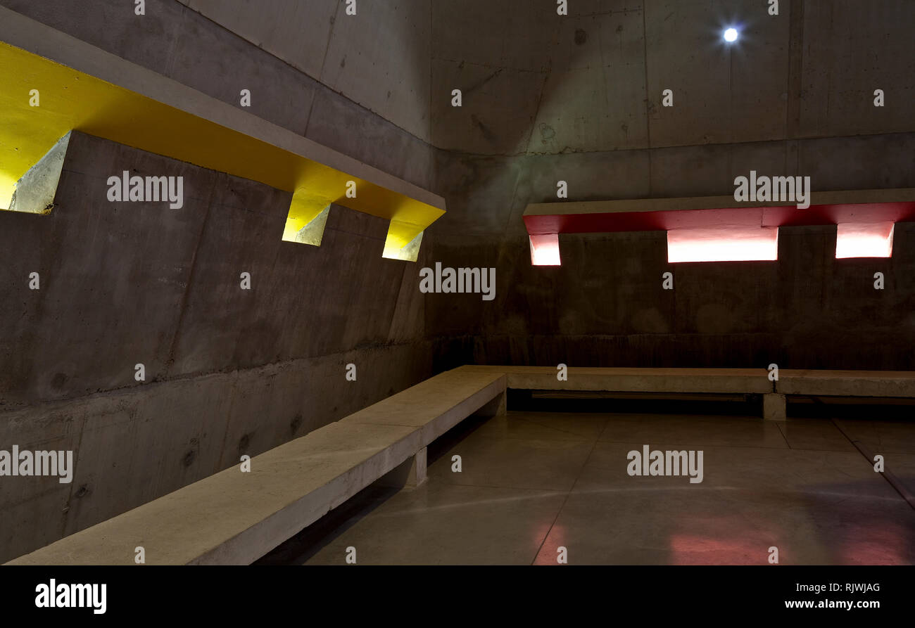 Firminy, Kirche St Pierre, Le Corbusier Posthum, 1970 bis 2006 mit Unterbrechungen, Innenraum Foto Stock