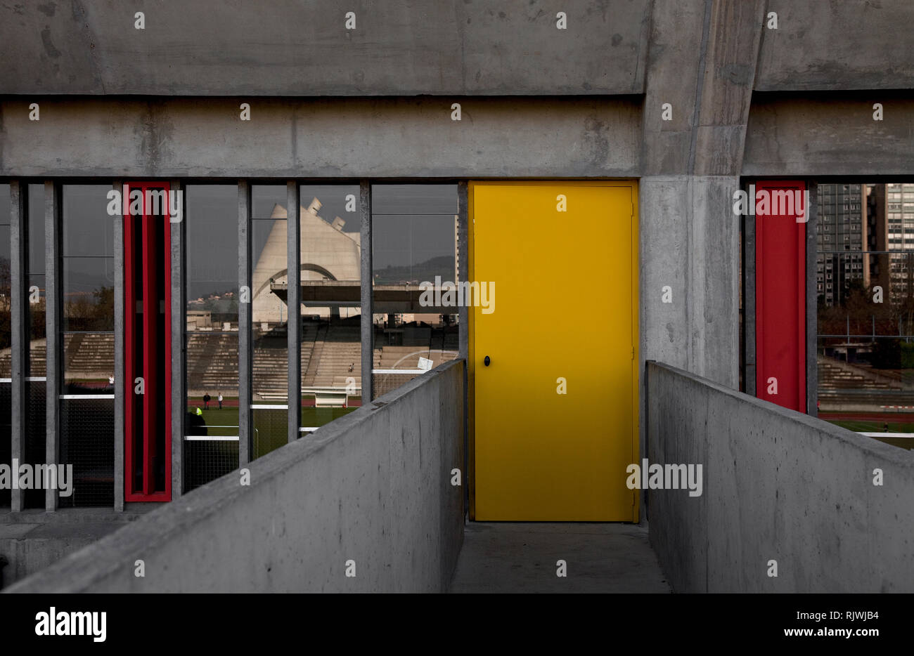 Firminy, Kulturhaus, Le Corbusier, 1961 bis 1965 mit Unterbrechungen, Fassadenausschnitt der Westseite, im Spiegelbild Stadion und Kirche St-Pierre Foto Stock