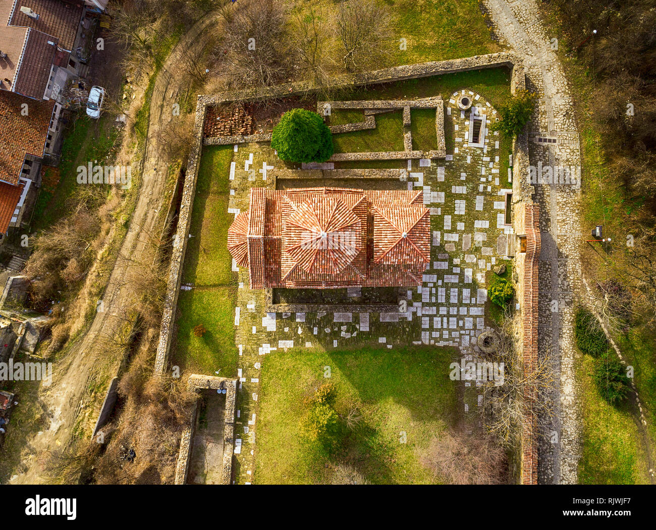 Veduta aerea della chiesa di Dmitry Solunsky - famoso di Veliko Tarnovo, antica capitale della Bulgaria. La foto è stata scattata a soleggiata giornata di primavera Foto Stock