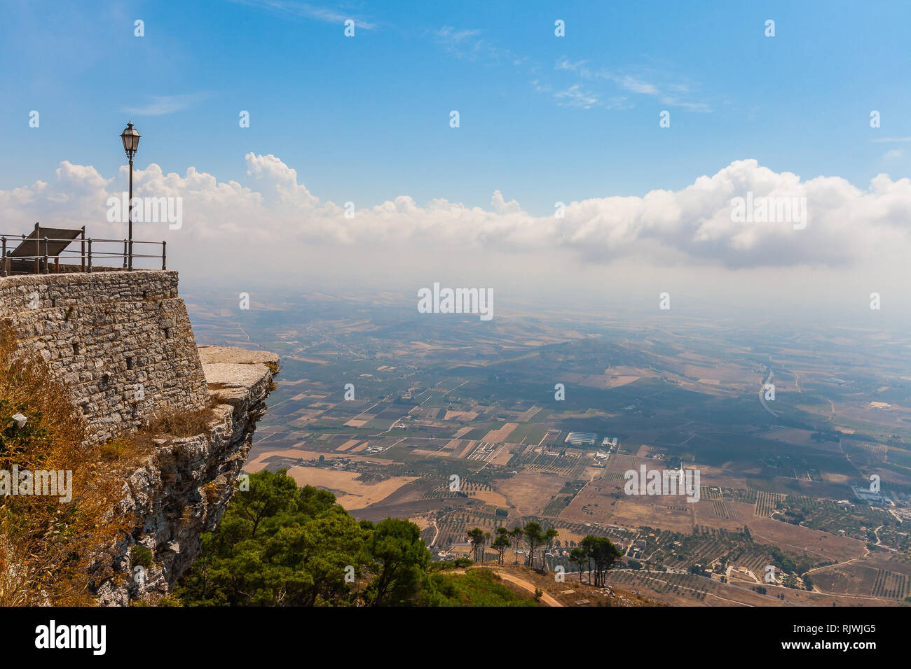 Vista panoramica prese dalla storica città di Erice situato in corrispondenza della sommità del monte Erice, nuvole sopra il bello Trapani Sicilia cityscape Foto Stock