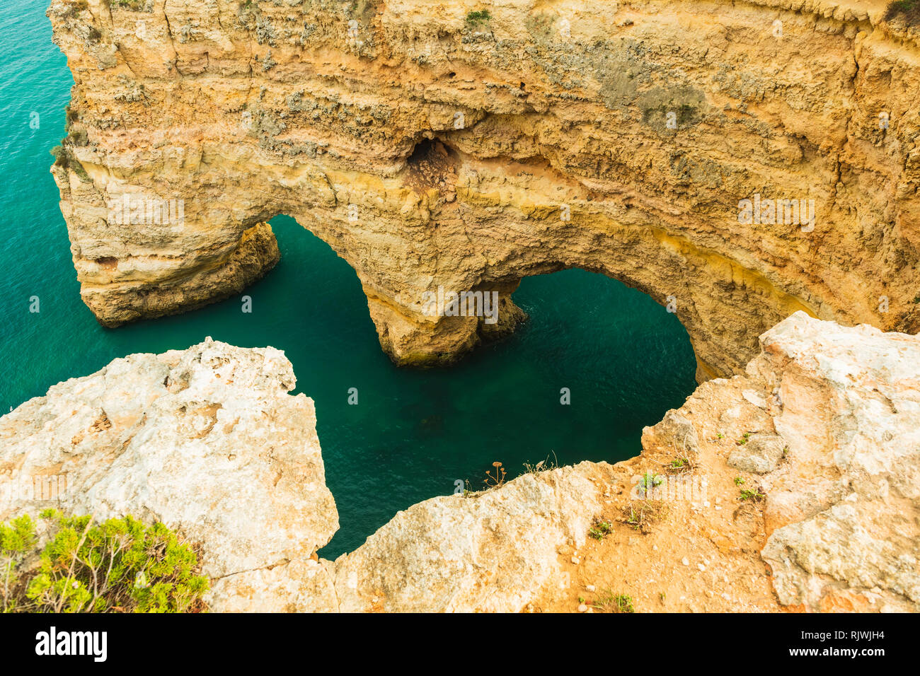 Archi naturali sotto rupi scoscese, Praia da Marinha, Algarve, Portogallo, Europa Foto Stock