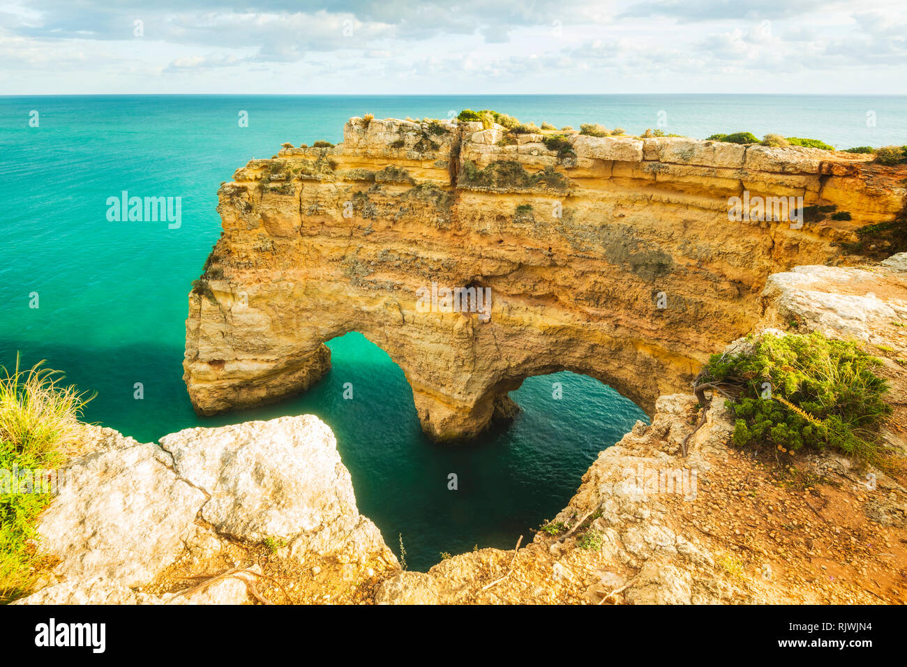 Archi naturali sotto rupi scoscese, Praia da Marinha, Algarve, Portogallo, Europa Foto Stock