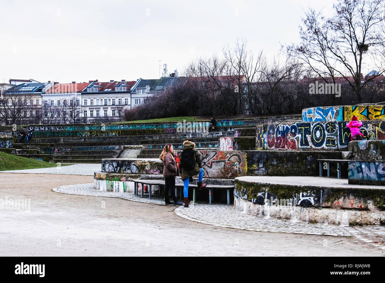 Berlino Kreuzberg,,Gorlitzer park view con terrazze amphithetre-come posti a sedere. Questo è stato il sito di Pamukkale fontana creato da Wigan wittig Foto Stock