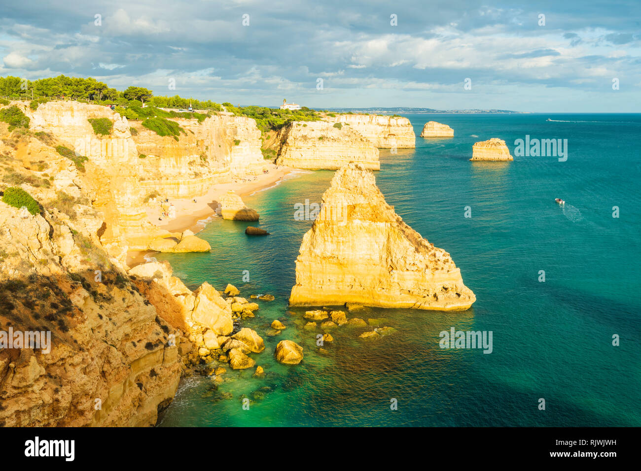 Vista ad alto livello della costa frastagliata, Praia da Marinha, Algarve. Il Portogallo, Europa Foto Stock