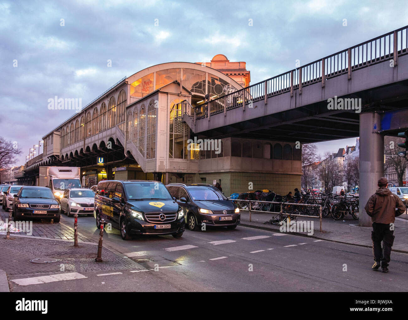 Berlino Kreuzberg,,Gorlitzer U Bahn stazione ferroviaria su un viadotto in rilievo serve la U1 E U3 linee. Foto Stock