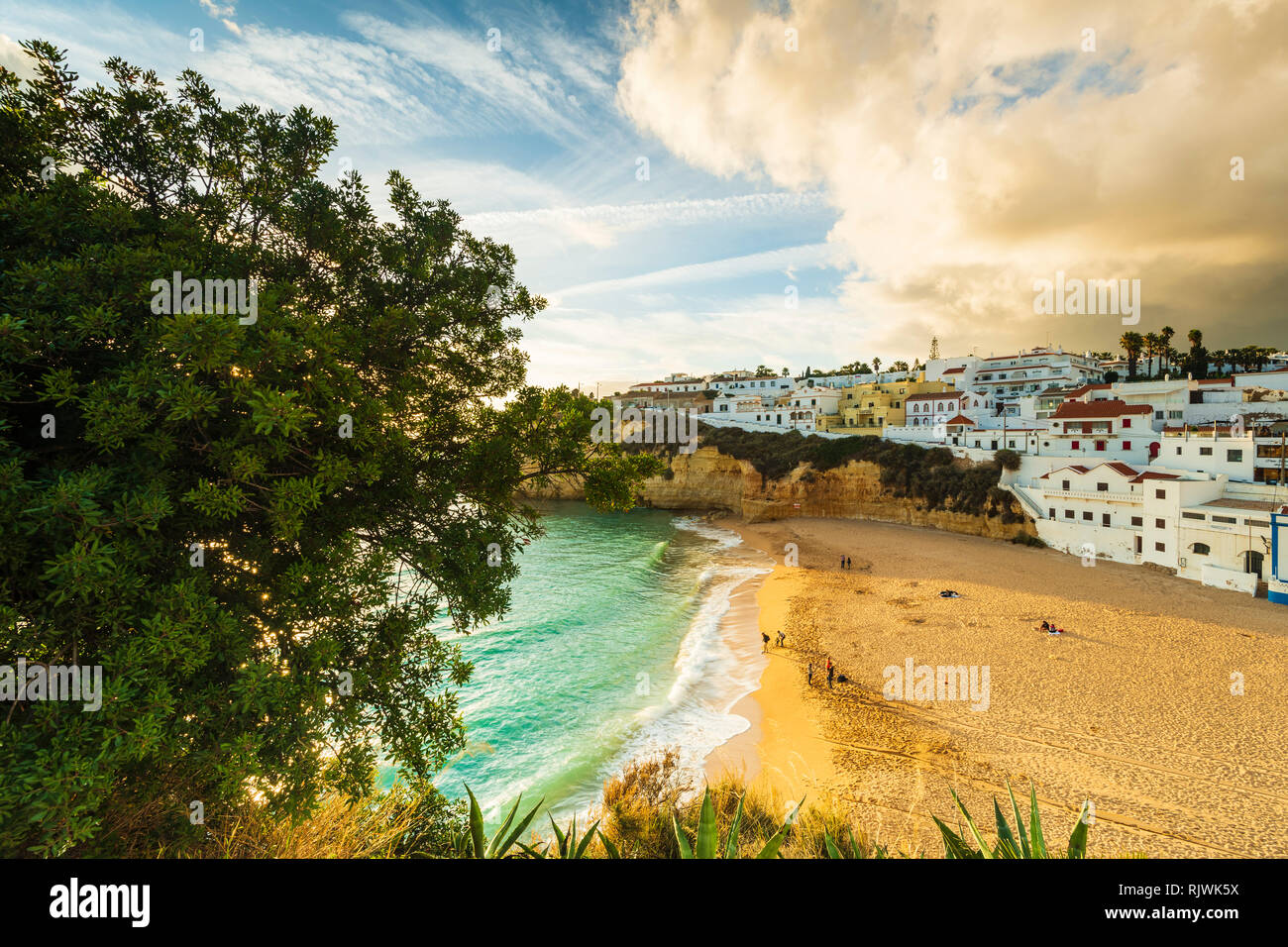 Drammatico il cielo sopra la città costiera di Carvoeiro, Algarve, Portogallo, Europa Foto Stock