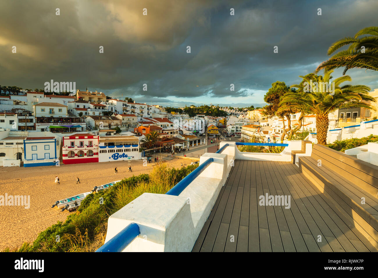 Cielo in tempesta sulla città costiera di Carvoeiro, Algarve, Portogallo, Europa Foto Stock