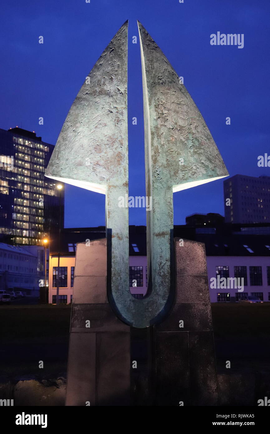 Diese Skulptur erinnert an den 50. Jahrestag der Aufnahme diplomatico Beziehungen zwischen den USA und Island 1991 Foto Stock