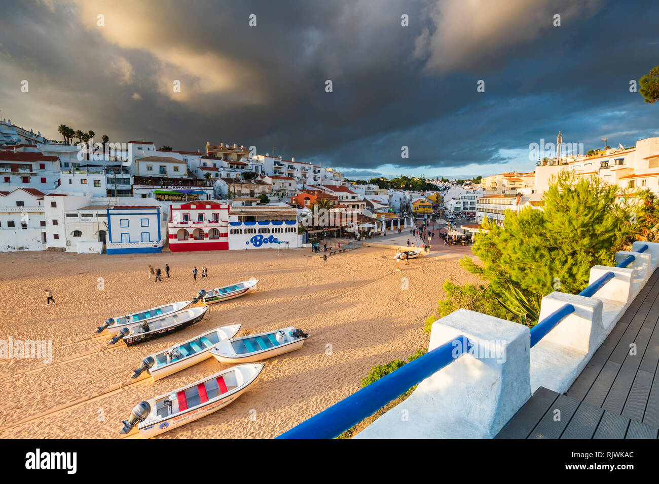 Barche sulla spiaggia sabbiosa dal villaggio di Carvoeiro, Algarve, Portogallo, Europa Foto Stock