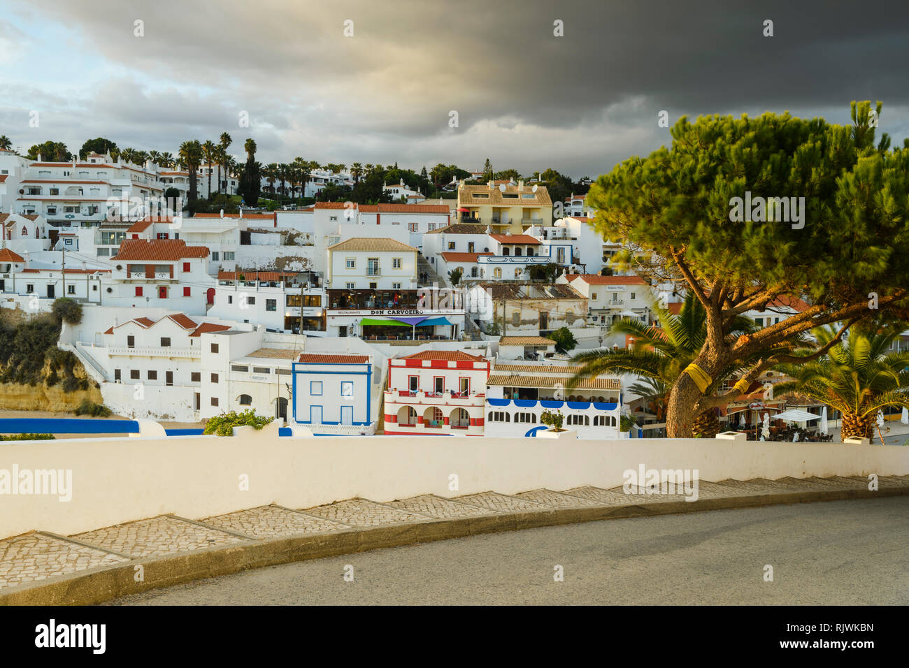 Vista degli edifici colorati da strada, Carvoeiro, Algarve, Portogallo, Europa Foto Stock