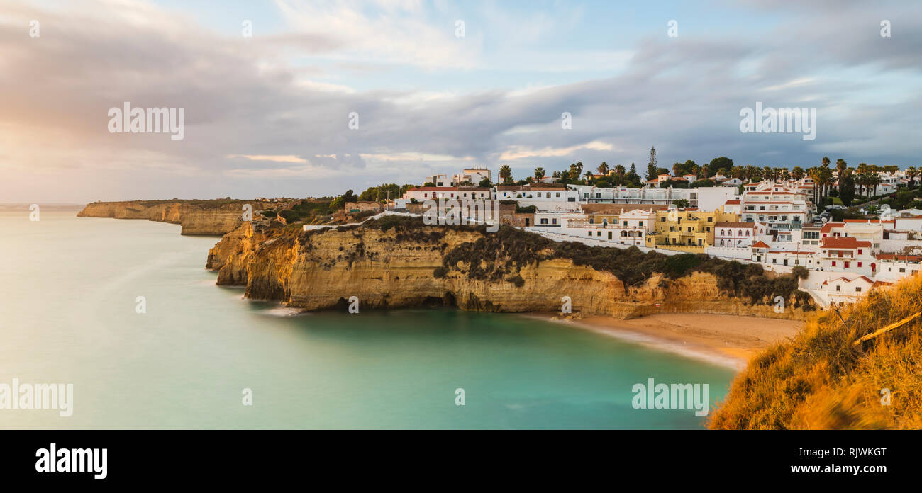 Vista panoramica di scogliere e villaggio di Carvoeiro, Algarve, Portogallo, Europa Foto Stock