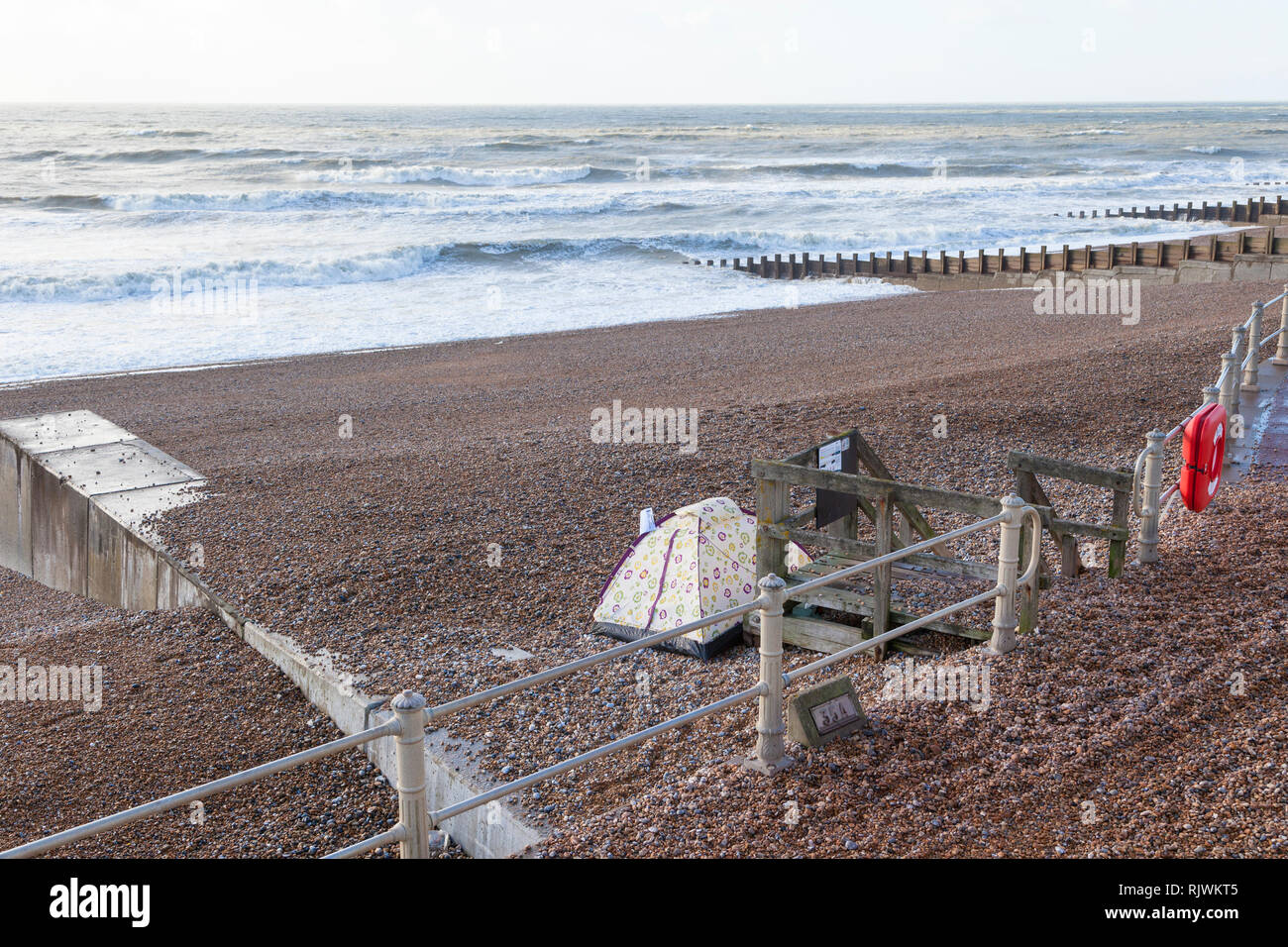 Tenda senza casa accampata sulla spiaggia nel mezzo dell'inverno, senza casa, hastings, sussex orientale, regno unito Foto Stock