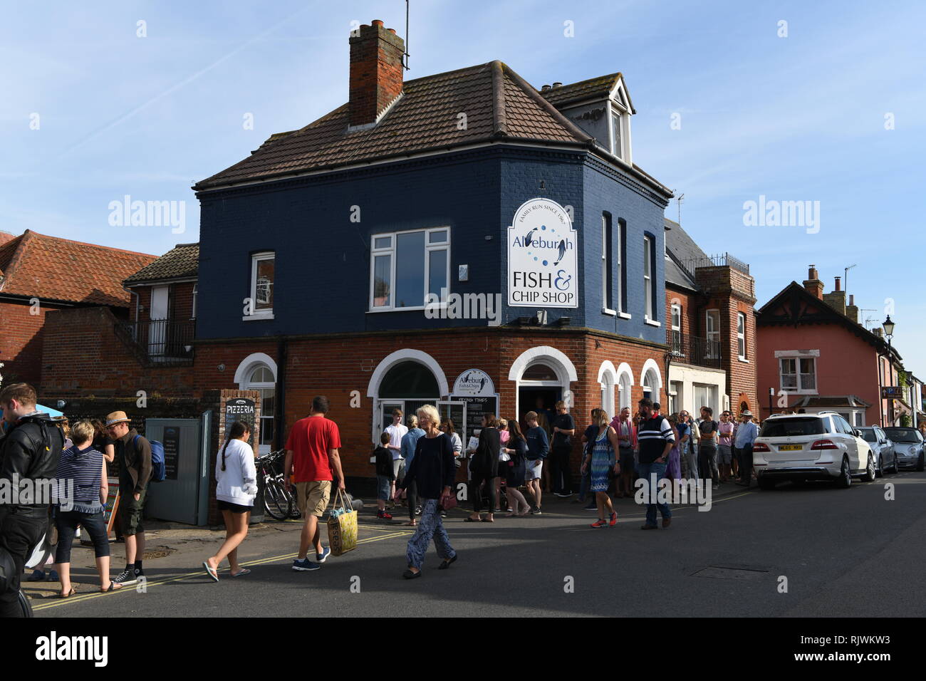 Strada trafficata scena al di fuori di Aldeburgh pesce e chip shop. 226 High Street, Aldeburgh, Suffolk, Inghilterra, Regno Unito Foto Stock