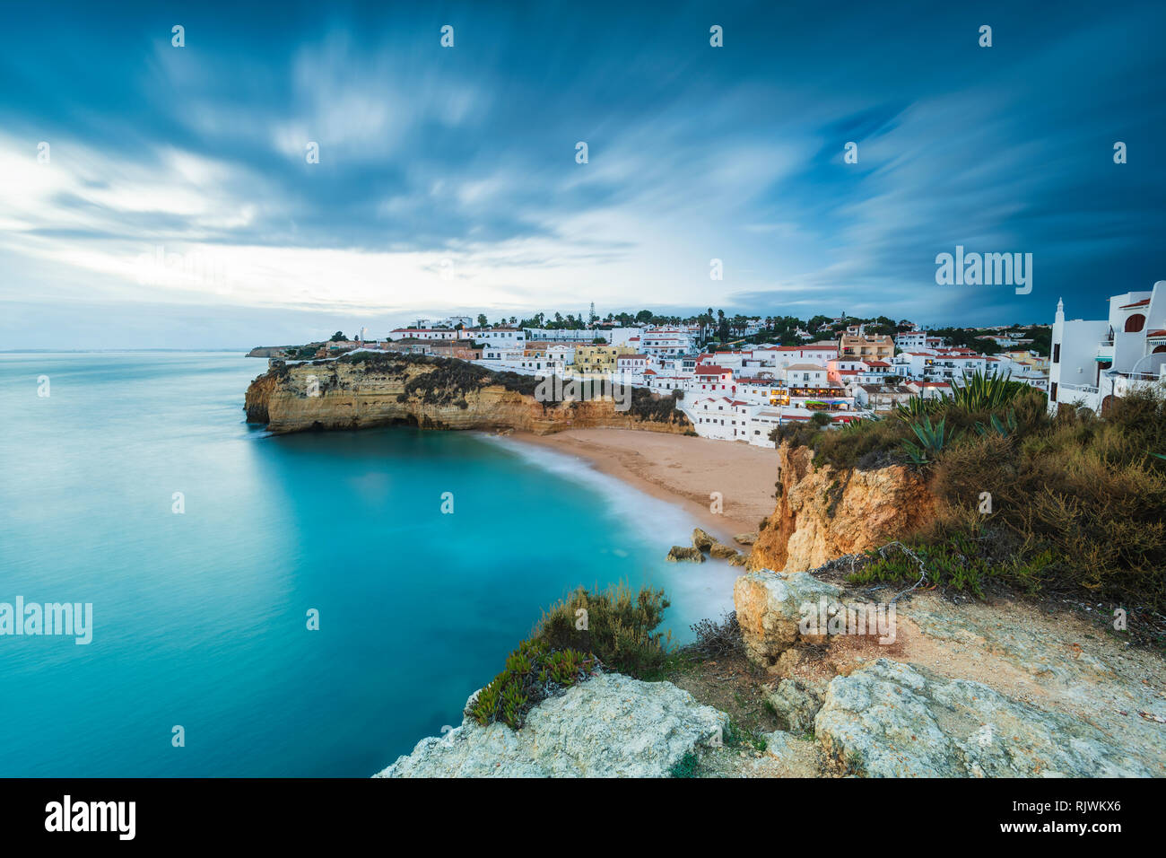 Villaggio di Carvoeiro e mare calmo, vista ad alto livello, Algarve, Portogallo, Europa Foto Stock