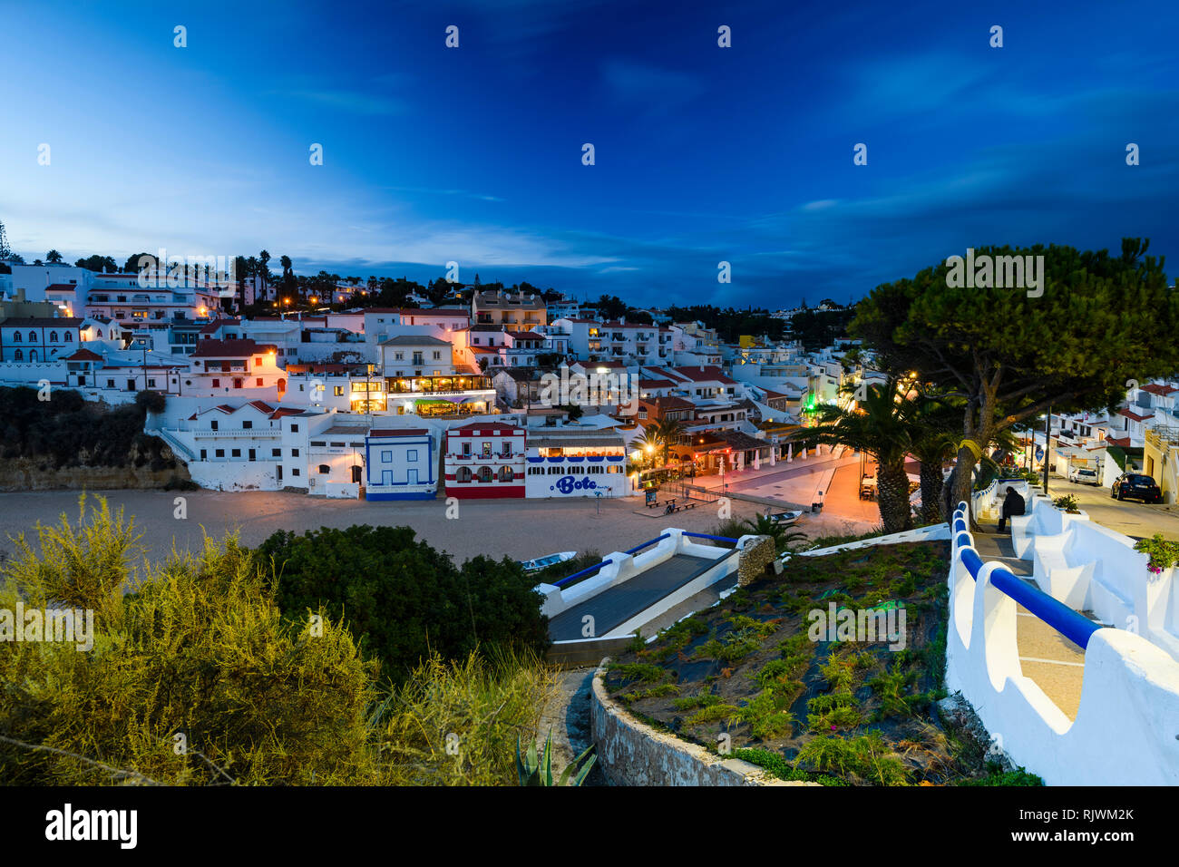 Vista ad alto livello della città costiera al crepuscolo, Carvoeiro, Algarve, Portogallo, Europa Foto Stock