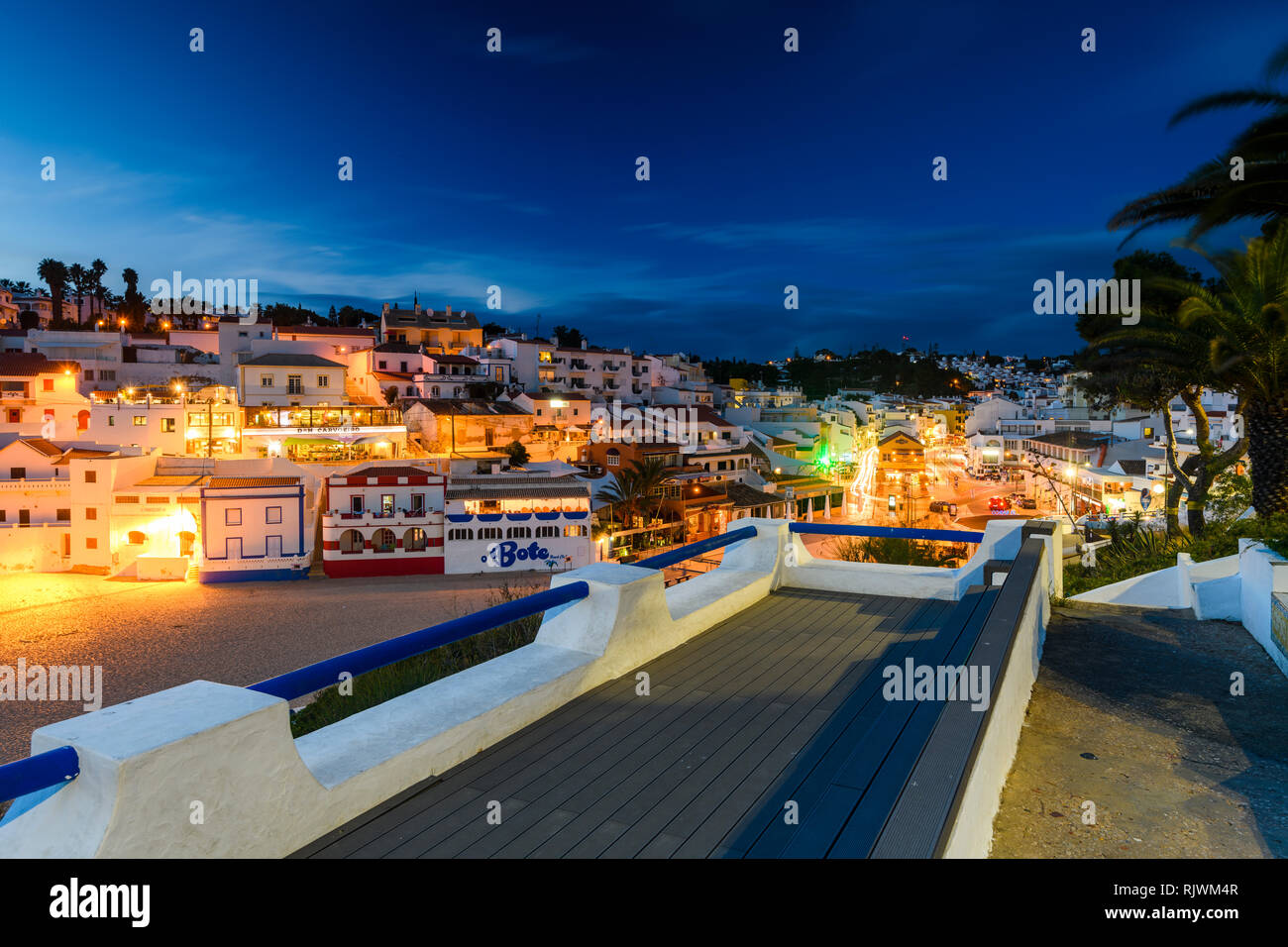 Case illuminate e sulla spiaggia al tramonto, Carvoeiro, Algarve, Portogallo, Europa Foto Stock