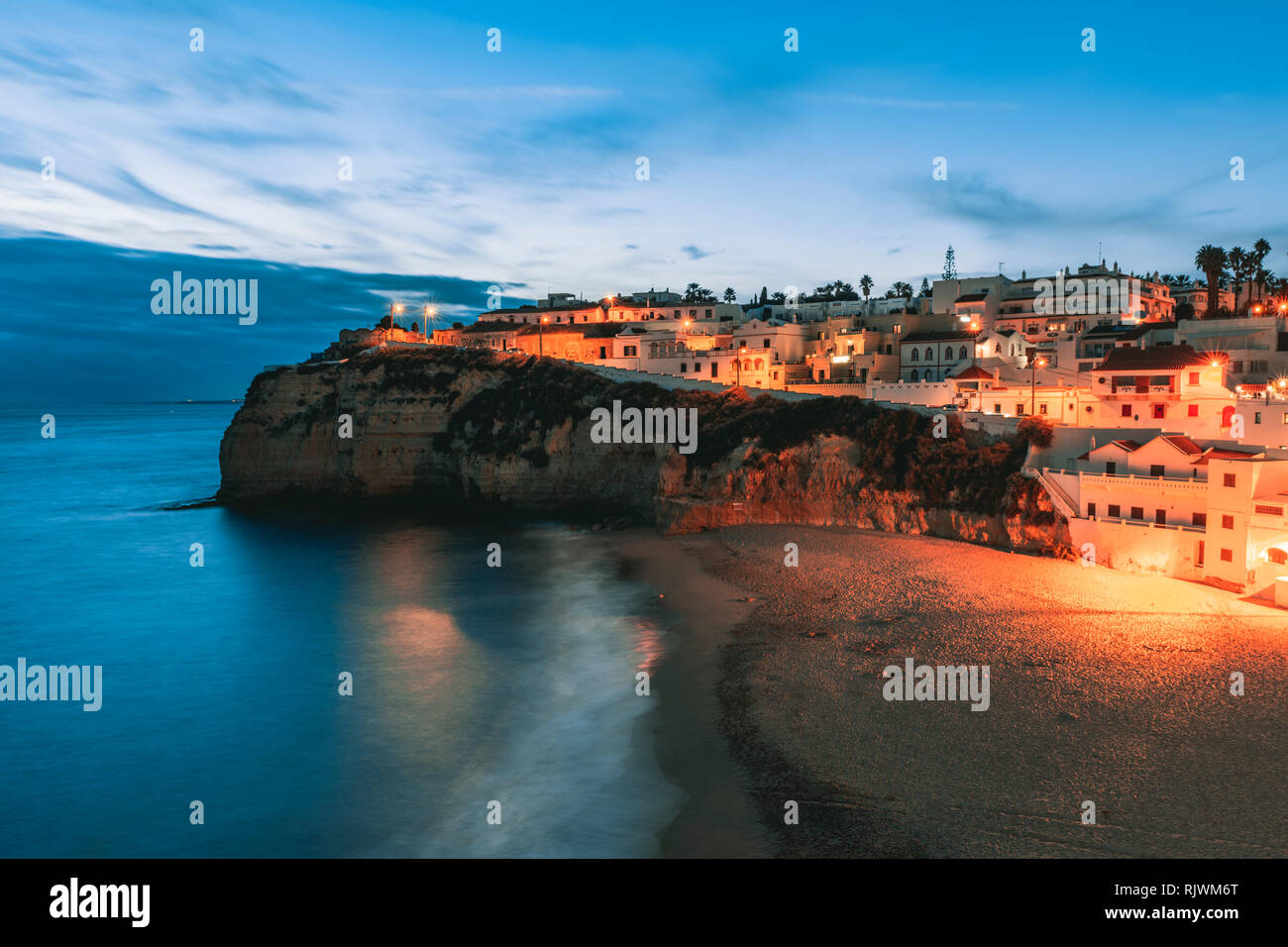 Città costiera di Carvoeiro all'imbrunire, Algarve, Portogallo, Europa Foto Stock