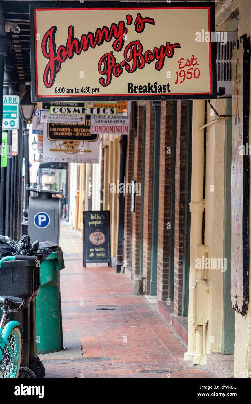 Johnny Po-Boys ristorante cartello esterno, strada segno, New Orleans French Quarter, St. Louis St., New Orleans, LA, Stati Uniti d'America. Foto Stock