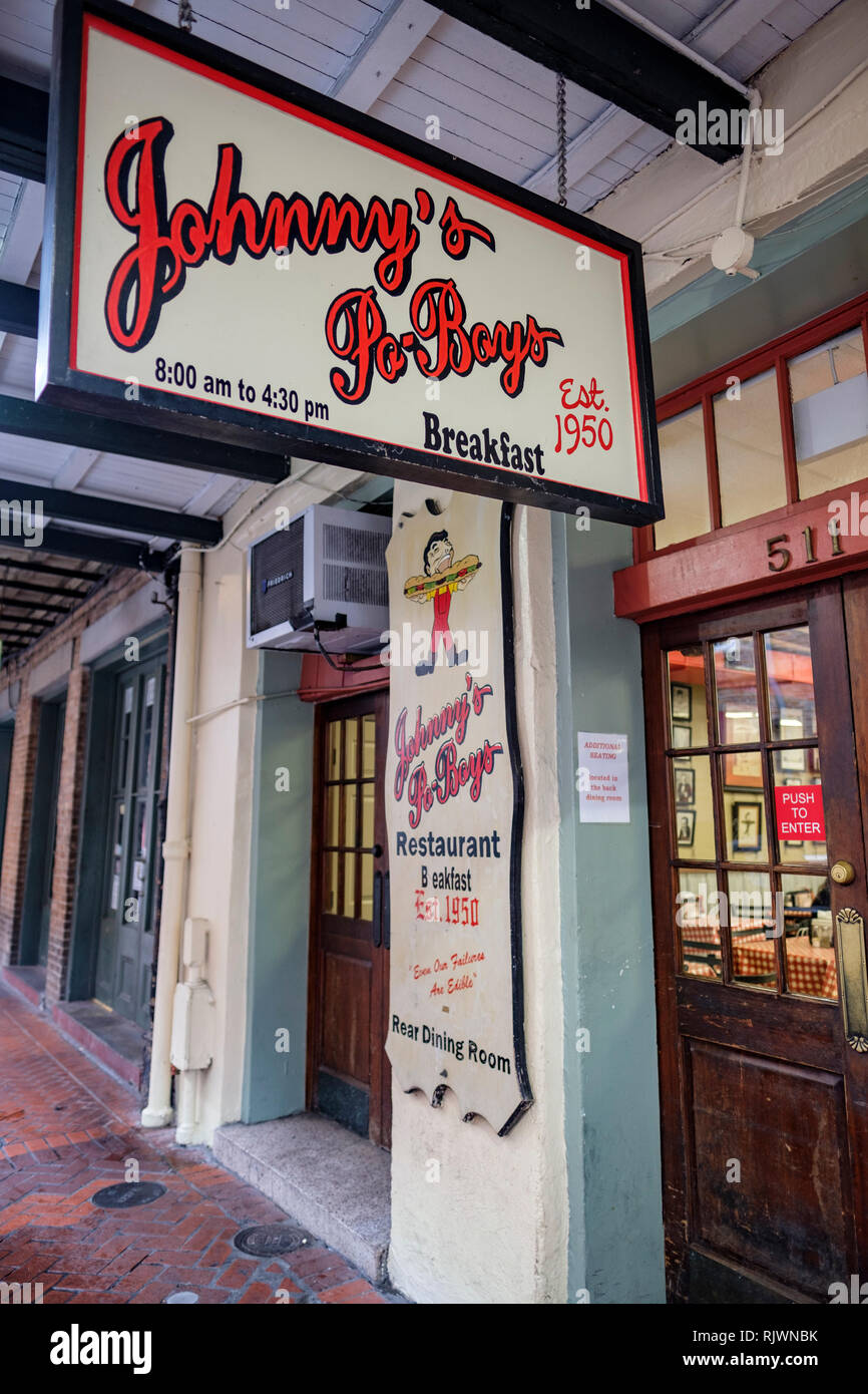 Johnny Po-Boys ristorante cartello esterno, strada segno, New Orleans French Quarter, St. Louis St., New Orleans, LA, Stati Uniti d'America. Foto Stock