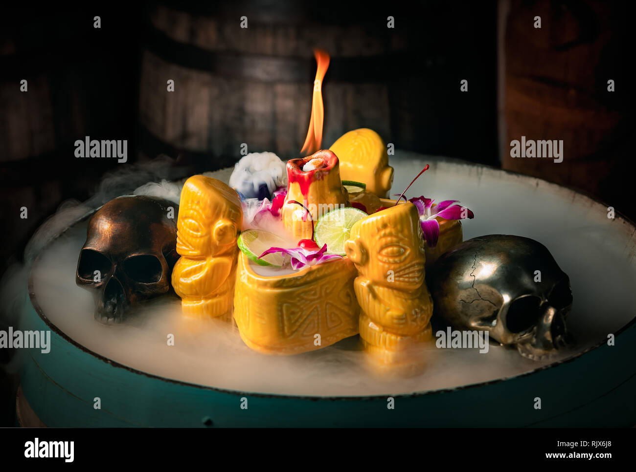 Volcana, classico cocktail Tiki servire in ghiaccio secco Foto Stock