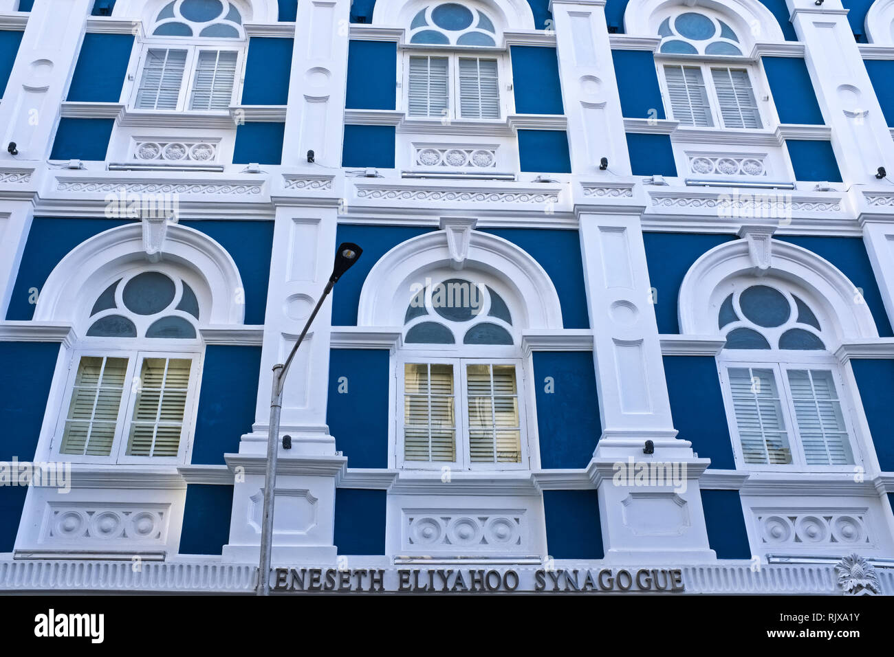 Vista frontale della Keneseth Eliyahoo Sinagoga, fondata nel 1884, in Kala Ghoda area, Fort, Mumbai, India; qui dopo lunghi lavori di ristrutturazione nel 2019 Foto Stock