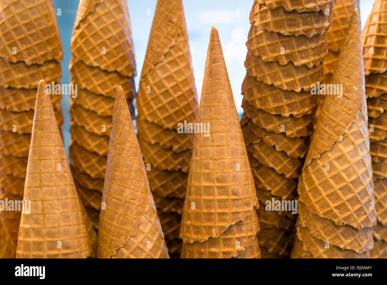 Giallo vuota waffle coni gelato impilate una sull'altra, isolato Foto Stock